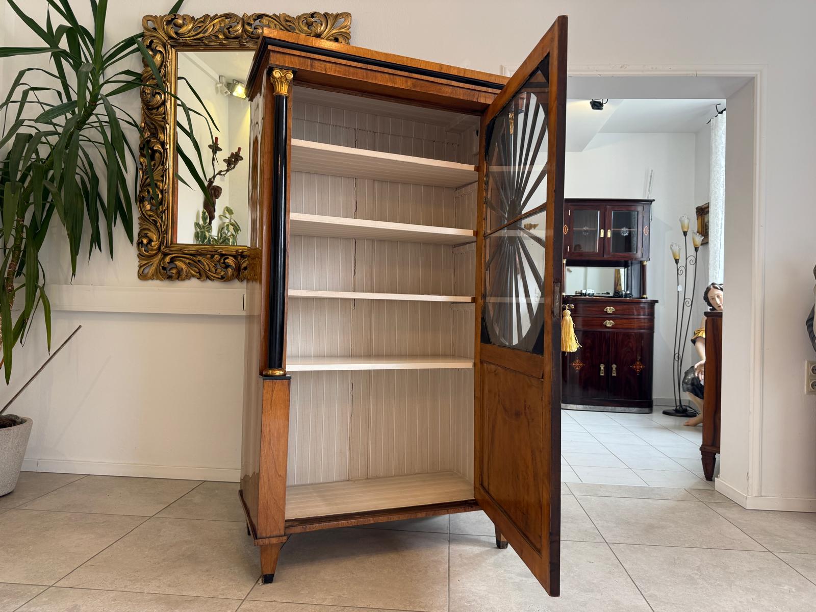 Empire Vitrine Sonnenvitrine Bücherschrank Bibliotheksschrank Nussholz D2355