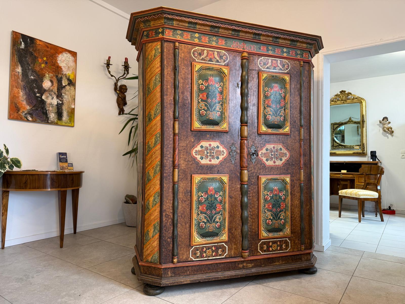 Handbemalter Bauernschrank mit Blumendekor, antiker Biedermeier Bauernkasten G2376