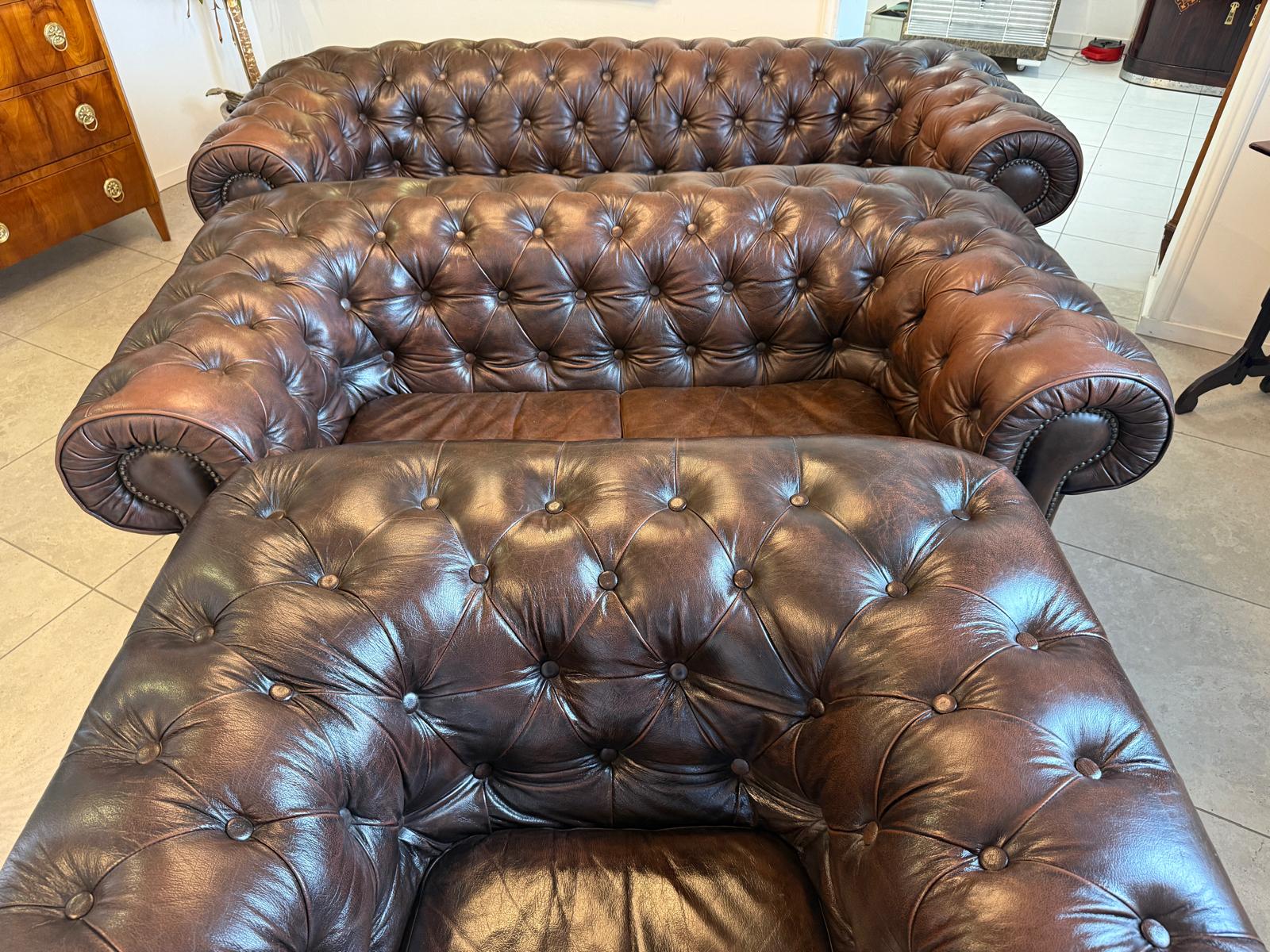 Chesterfield Ensemble 3 teilig Ledersofa Fauteuils Clubmöbel Cultmöbel D2844