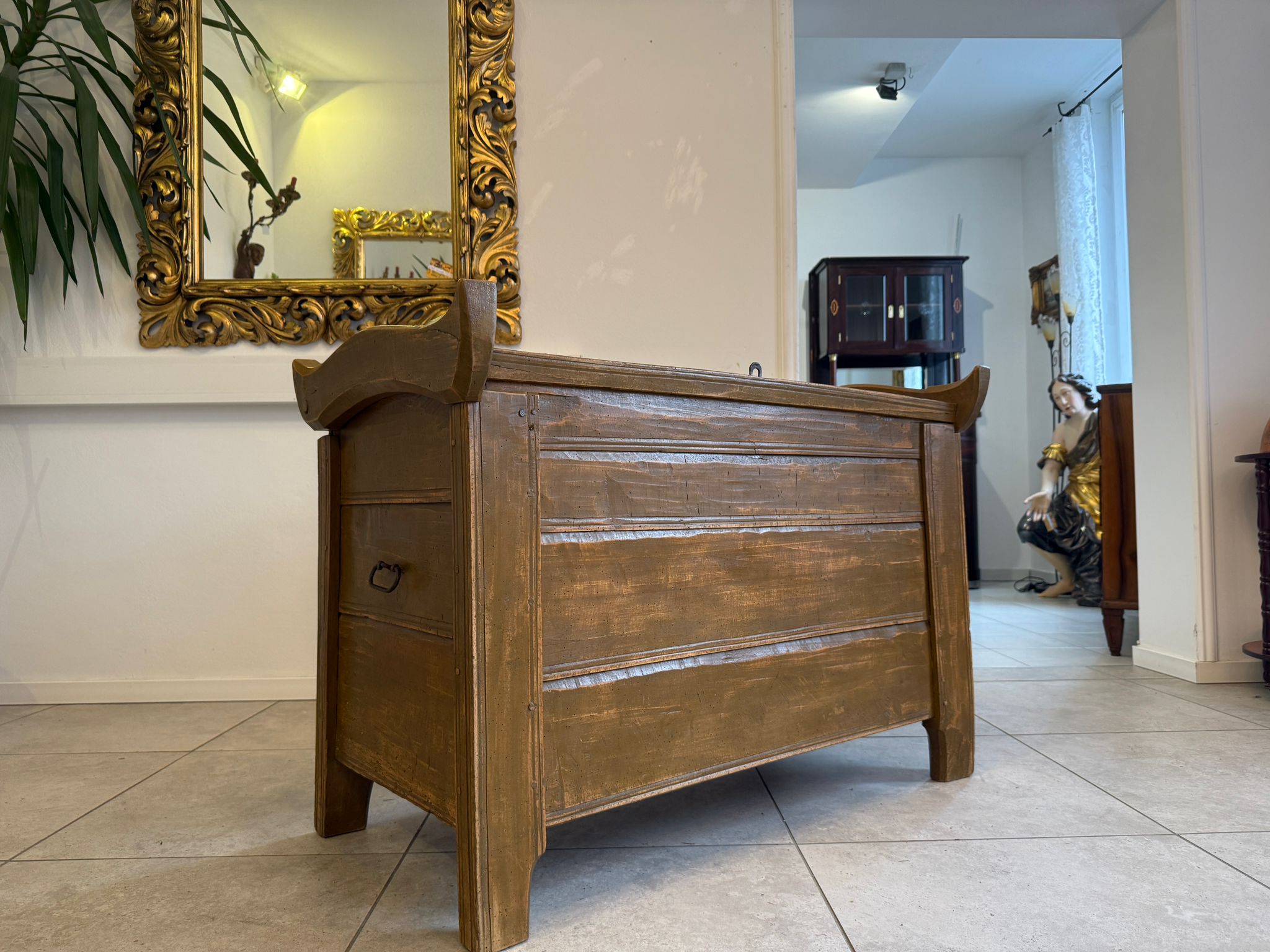 romanische Bauerntruhe Giebeltruhe Holztruhe E2182