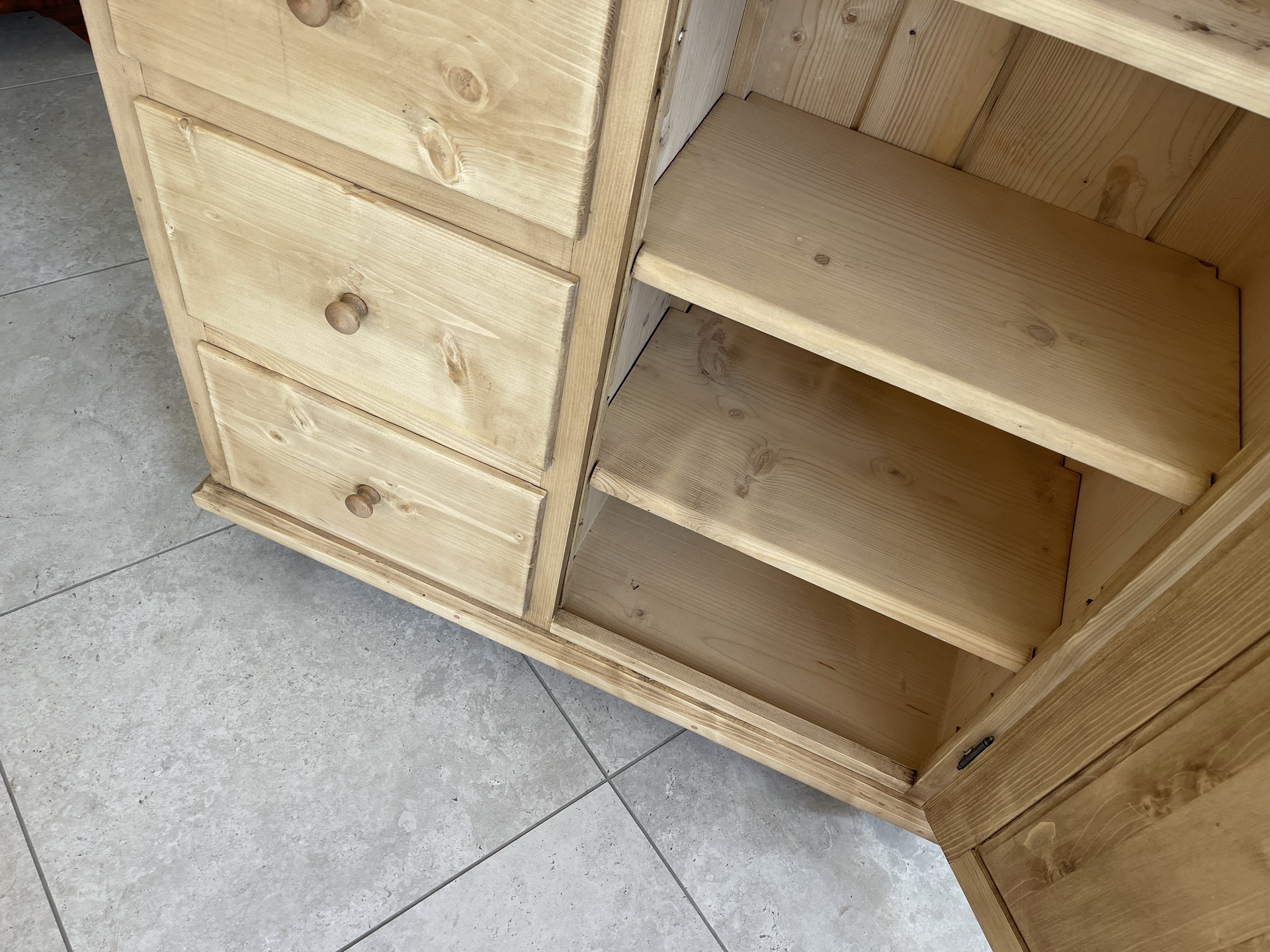 IMG_8019 Antiker Brotschrank Almerschrank aus Weichholz mit Patina - Speiskasten A4389