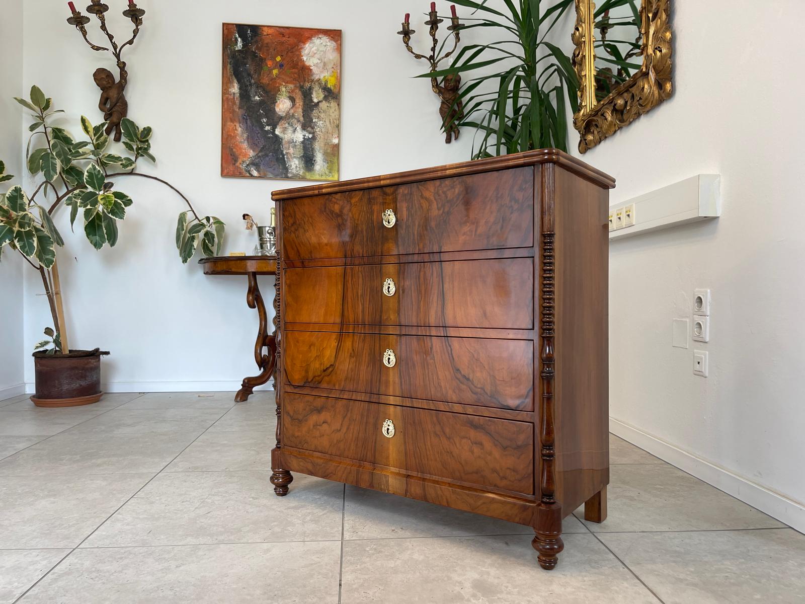 Restaurierte Nussholzfurnierte Spät Biedermeier Kommode Antiquität G1744
