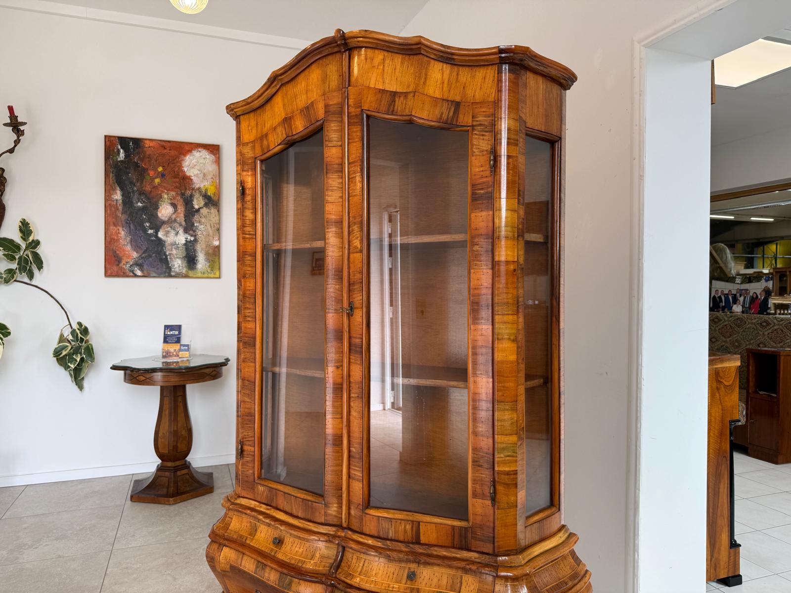 Barockstil Vitrine Intarsiert Nussholz Bücherschrank Stilschrank D2368