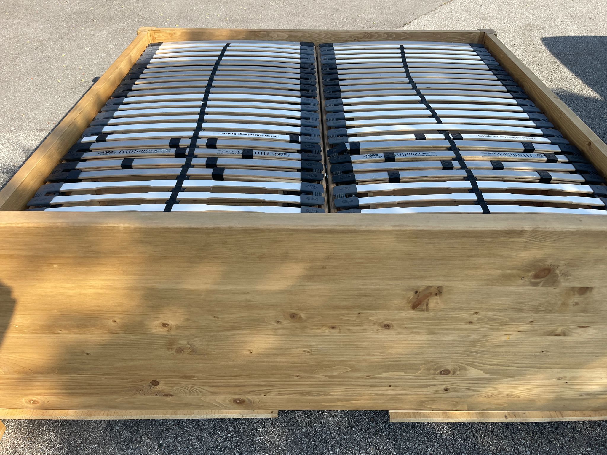 56c499a4-096b-4f8a-aa21-856973f2bb30 Bäuerliches Doppelbett aus massivem Holz mit Lattenrost und praktischen Läden A4680