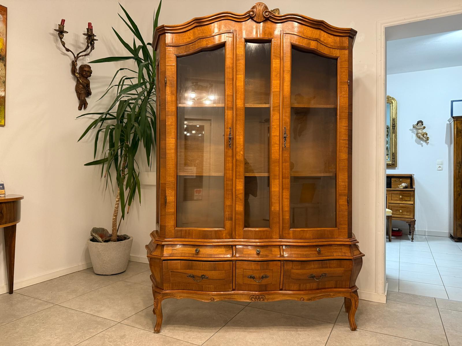 Barockstil Vitrine Nussholz Glasschrank Bücherschrank G2259