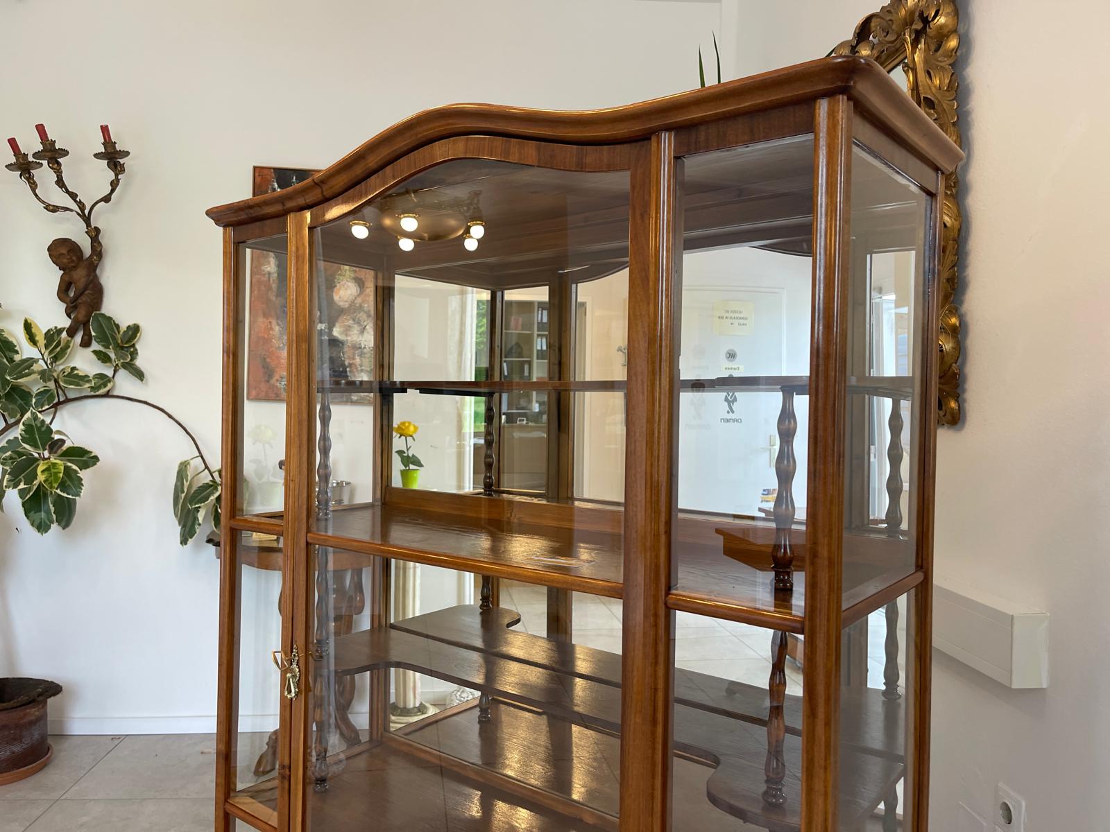 Restaurierte Biedermeier Vitrinenschrank Glasschrank Nussholz Antiquität G1742