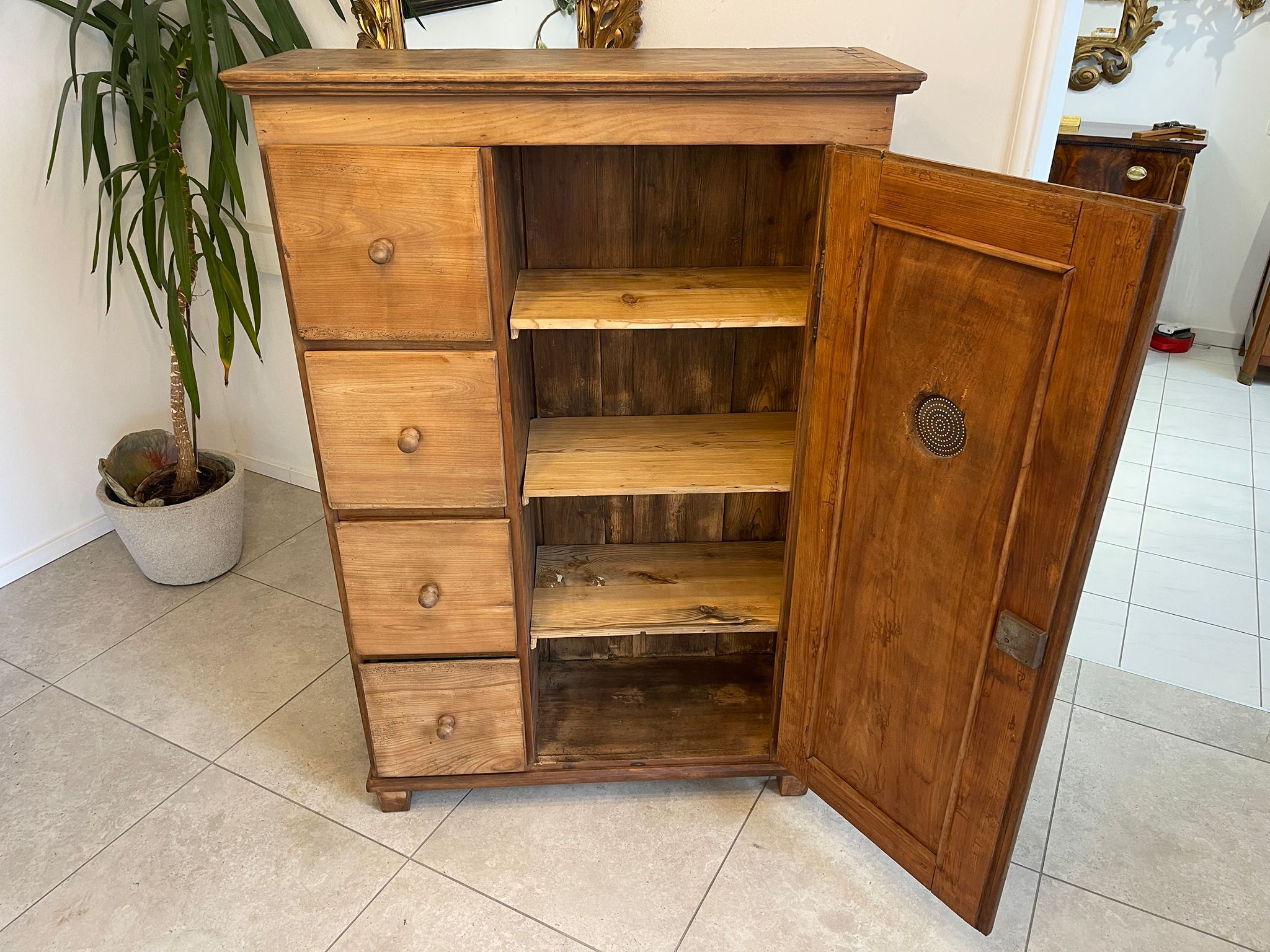 ALTER uriger Brotschrank Almerschrank Speiskasten G1038