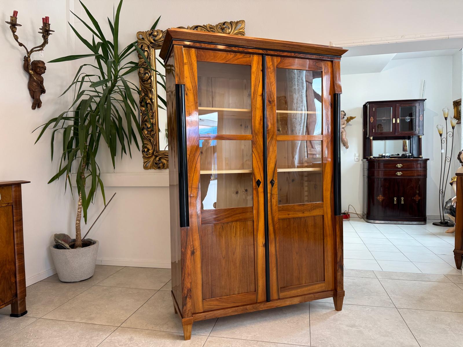 Biedermeier Vitrine Bücherschrank Restauriert Nussbaum Antiquität SALE D2294