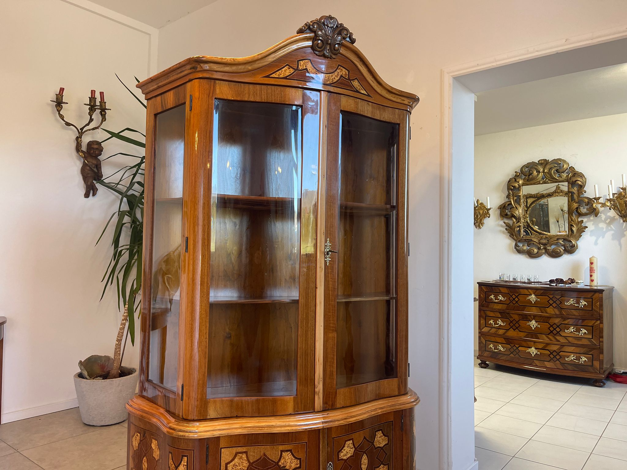 b6f8aa76-496f-4c81-99d5-ec6f90b2fe0b Restaurierte Barock Vitrine Glasschrank mit Marketerien aus Holz A5100