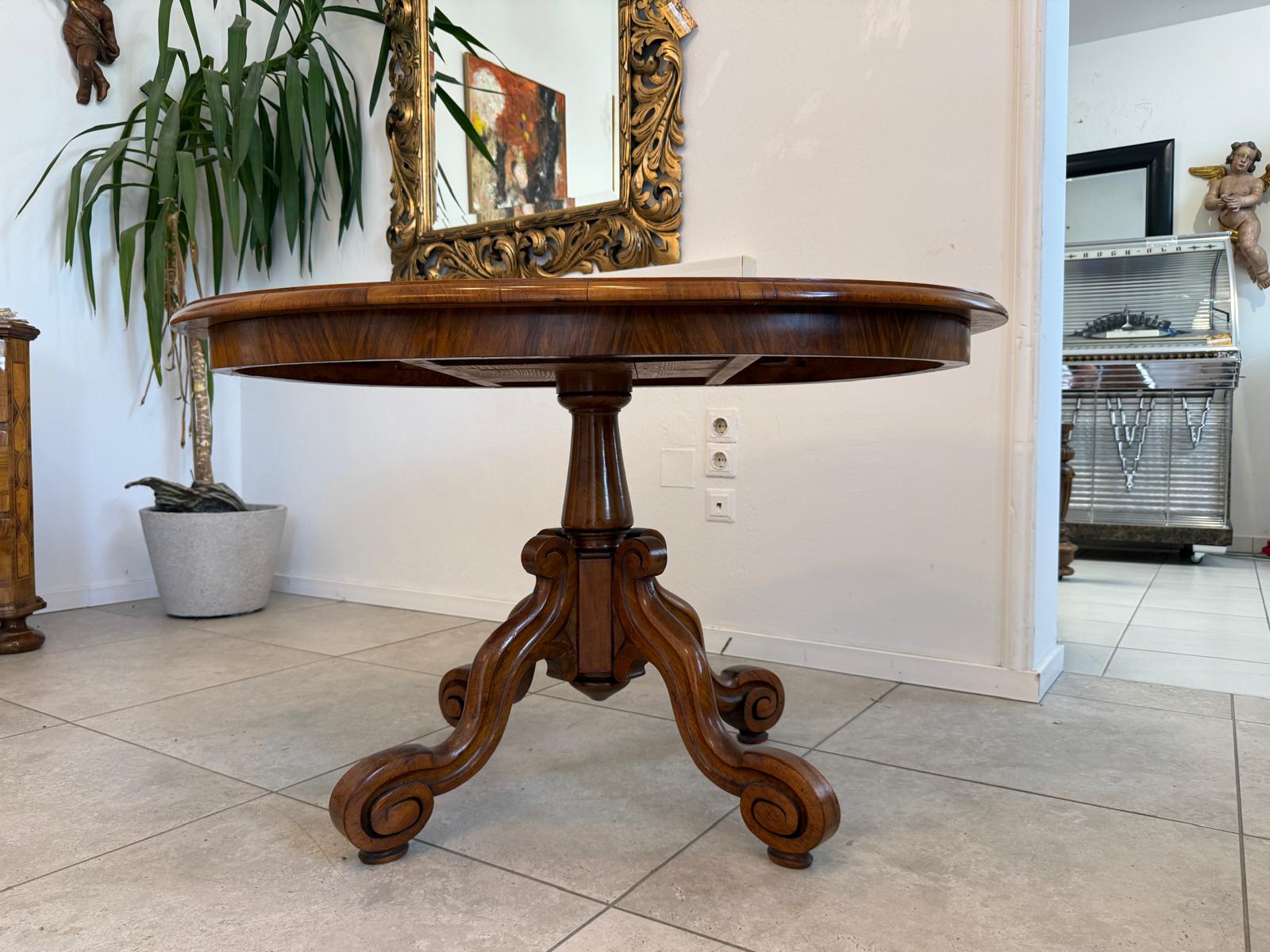 OvalerSpätbiedermeier Tisch Beistelltisch Nussholz Furniert D2809