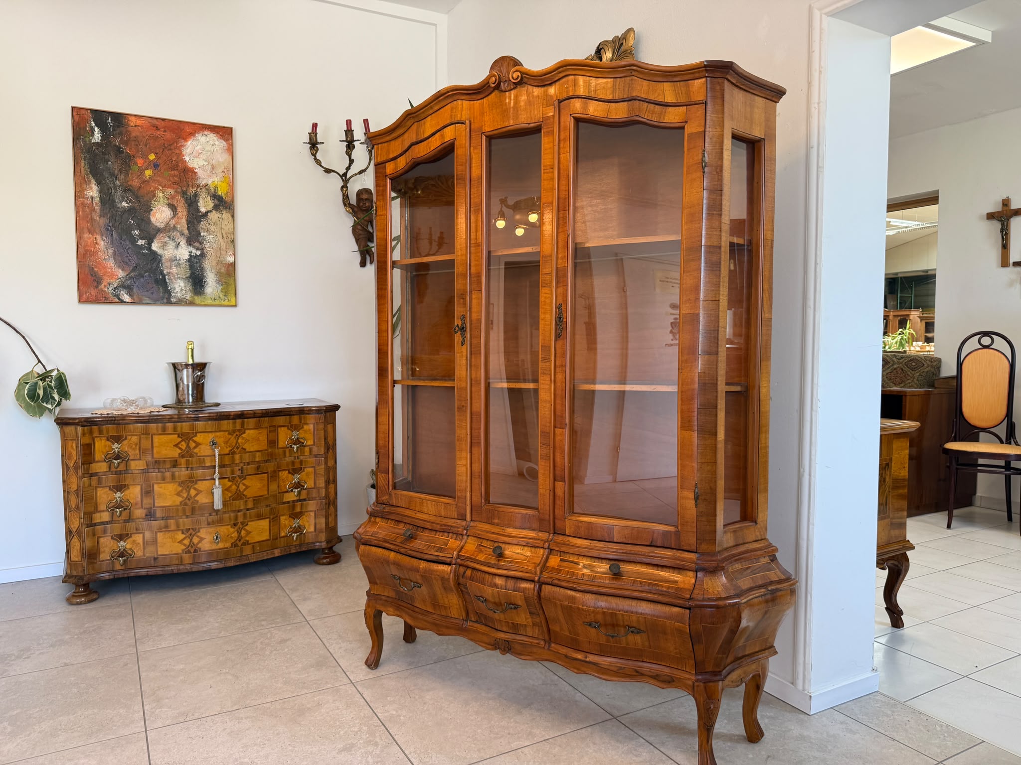 Barockstil Vitrine Intarsiert Nussholz Bücherschrank Stilschrank D2620