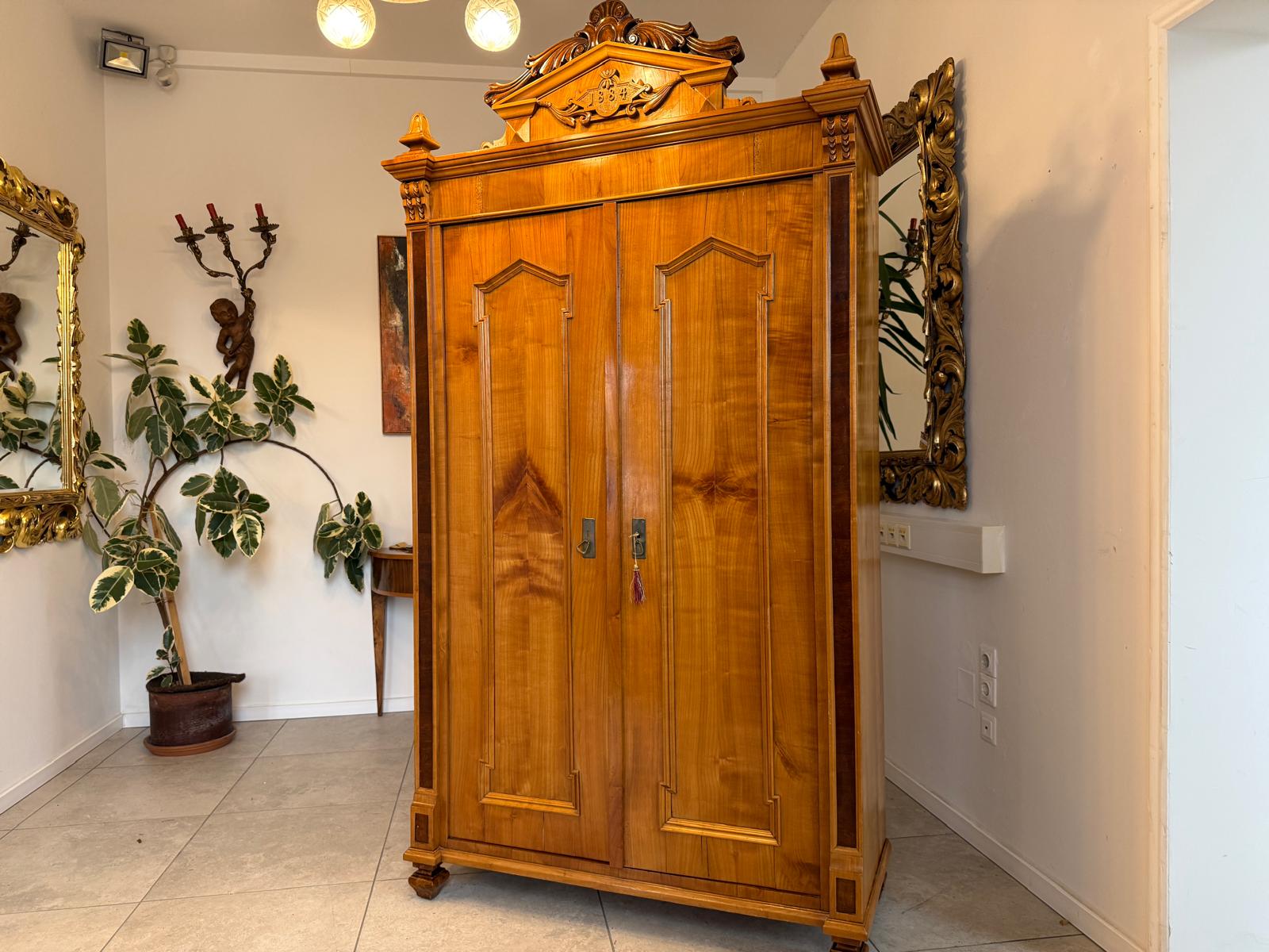 Altrestaurierter Gründerzeit Kasten Kleiderkasten Nussholz Kronenschrank D1065-1