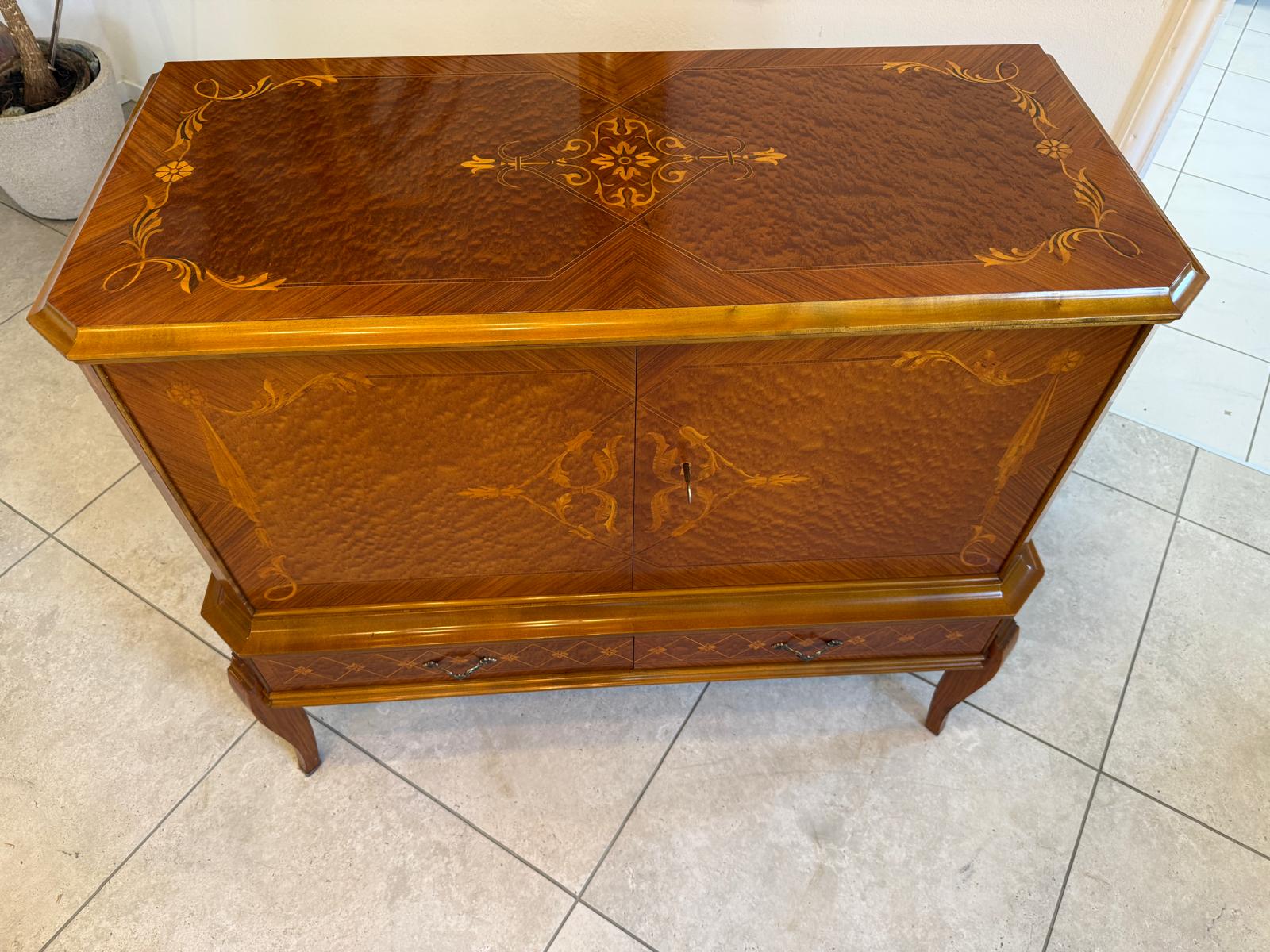 Geschweifte Anrichte Sideboard Kommode Barockstil Stilmöbel ifantik D1228