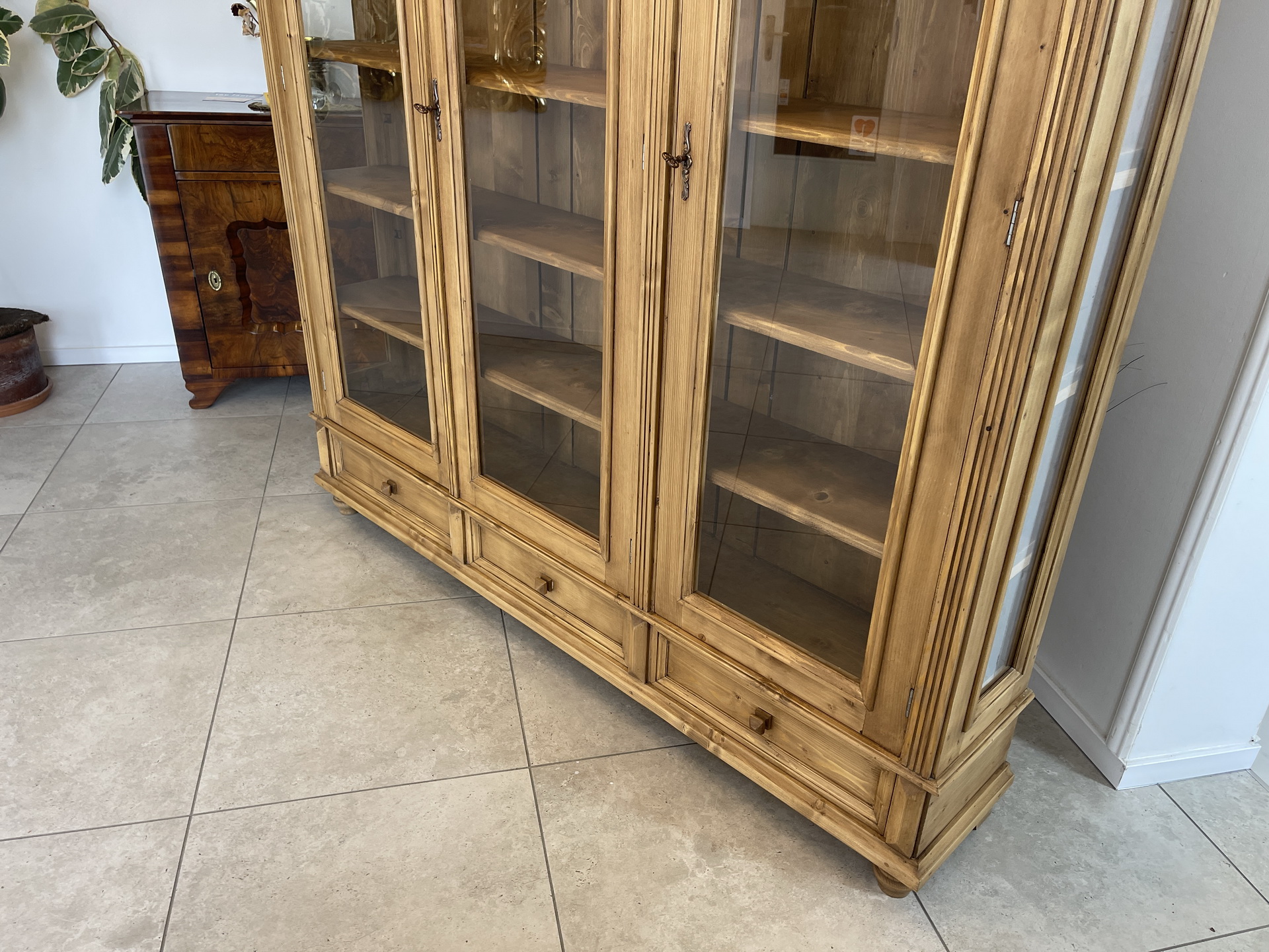 barock_70 Große Vitrine Bauernvitrine Naturholz Bücherschrank A4260