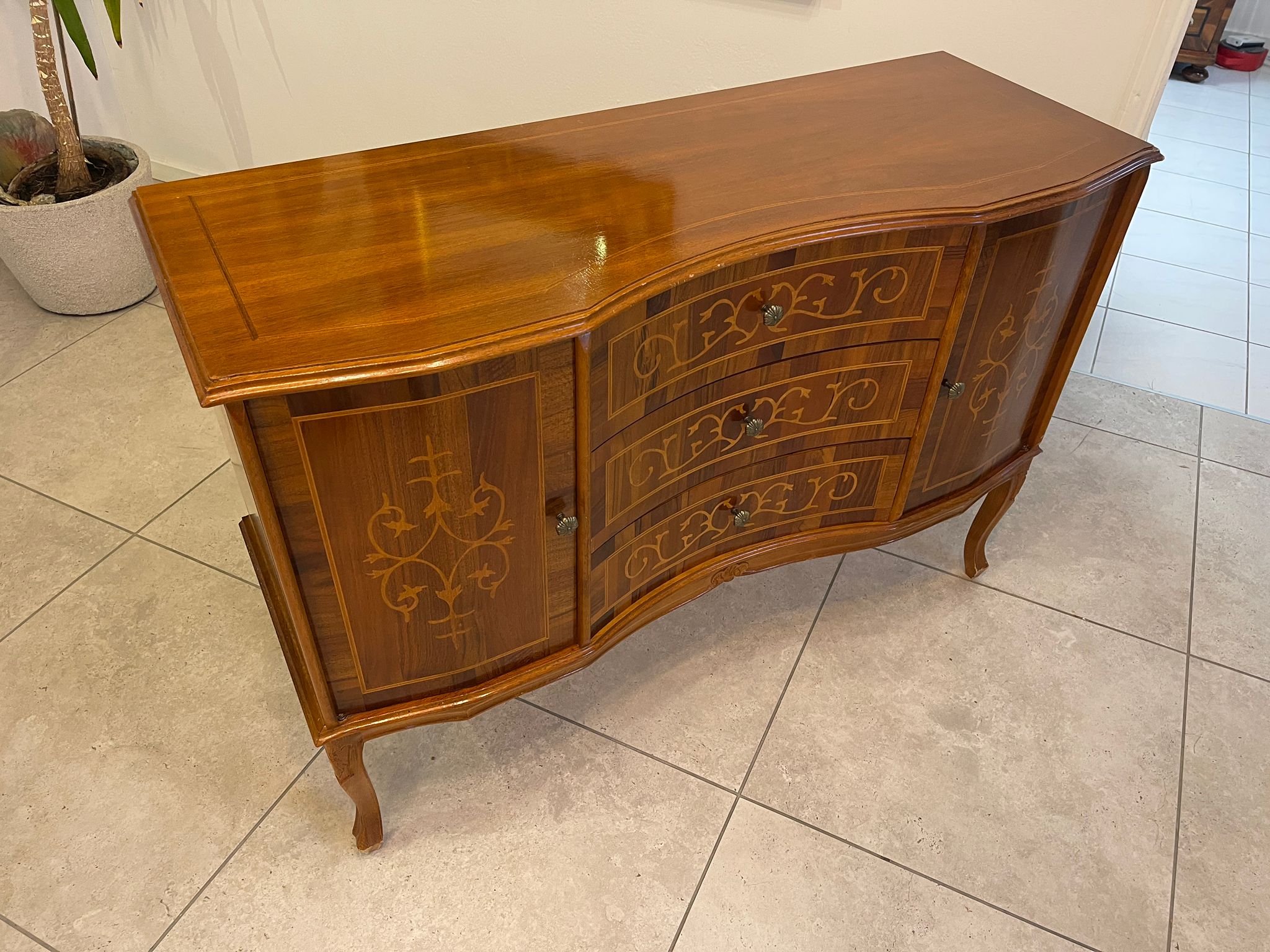 d429d5fc-7b8e-4ee9-95ea-16a20dc30728 Anrichte Sideboard Kommode Barockstilkommode 3 Laden Kommode A5119