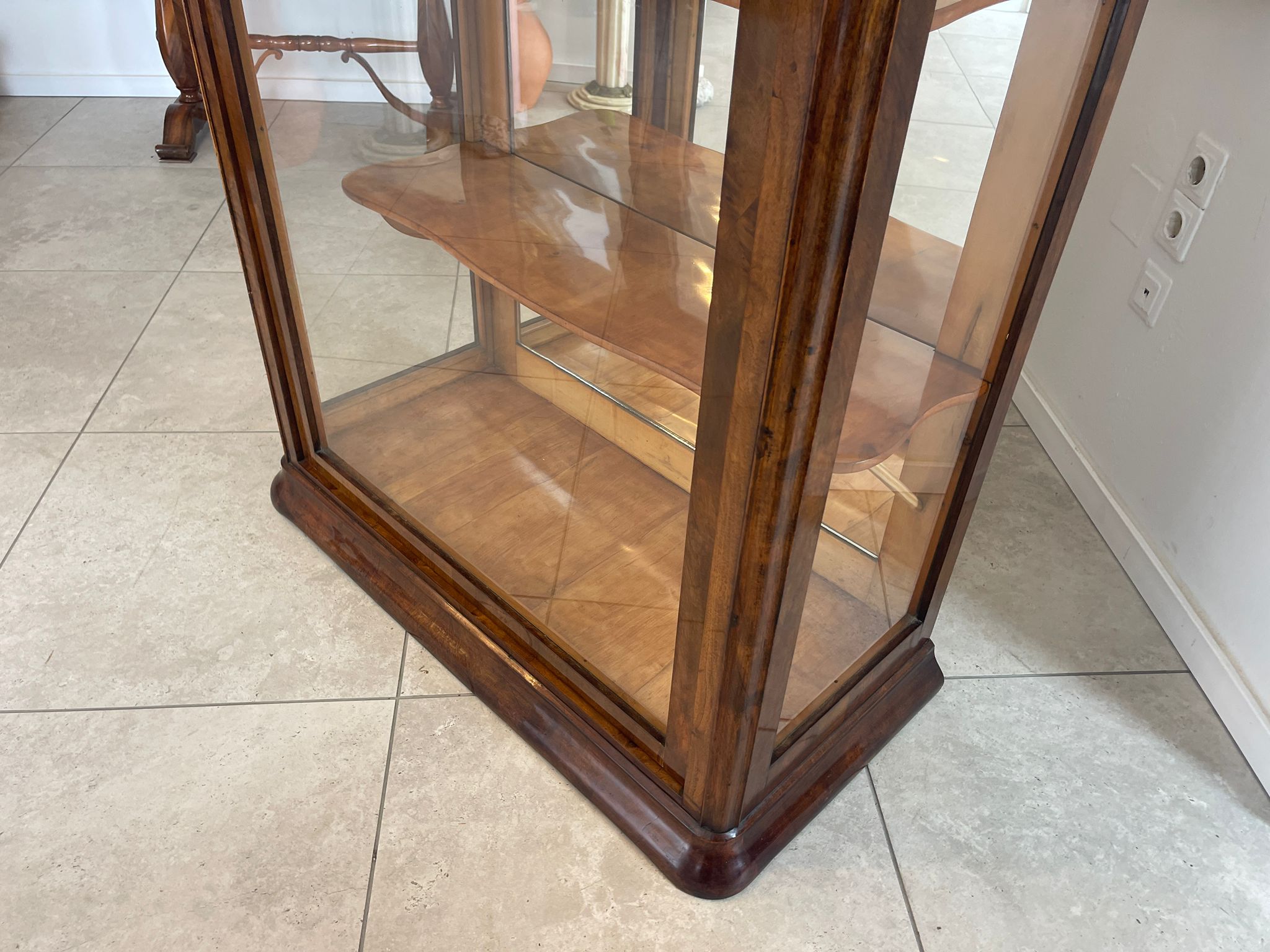Restaurierte Biedermeier Vitrinenschrank Glasschrank Nussholz Antiquität G1615