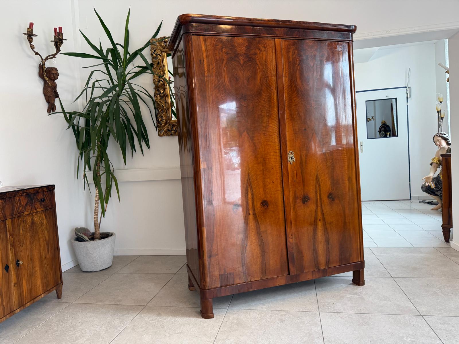 Originaler Biedermeier Schrank mit Nussholz-Furnier Kleiderstange G2075