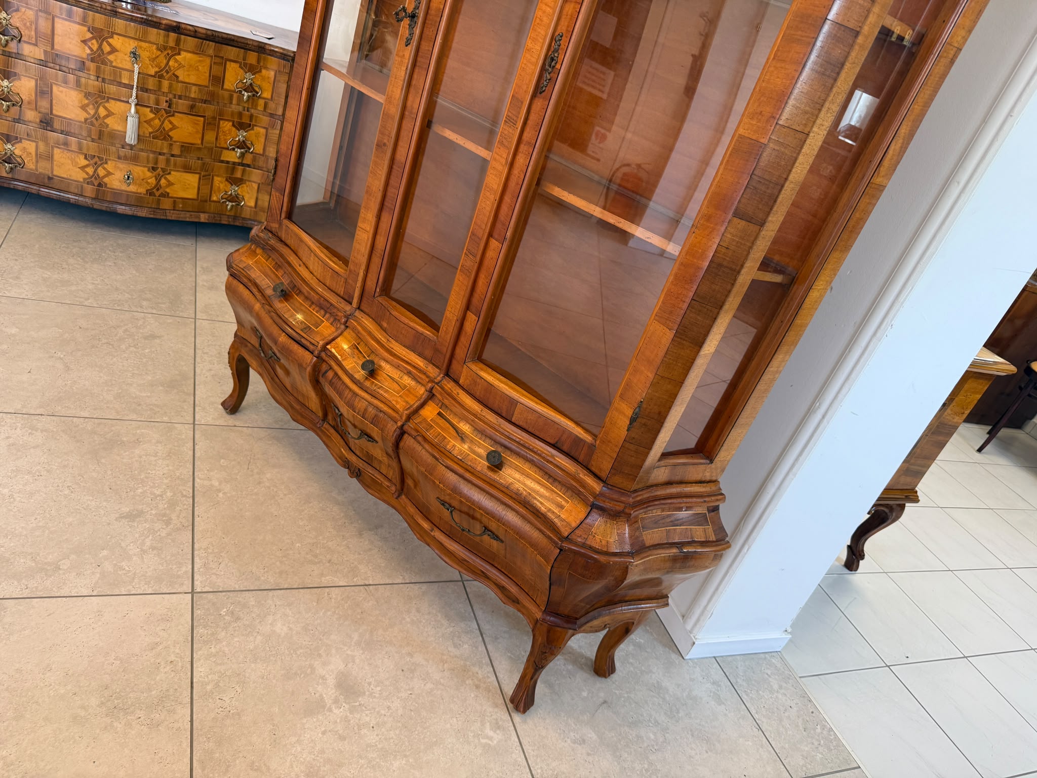 Barockstil Vitrine Intarsiert Nussholz Bücherschrank Stilschrank D2620