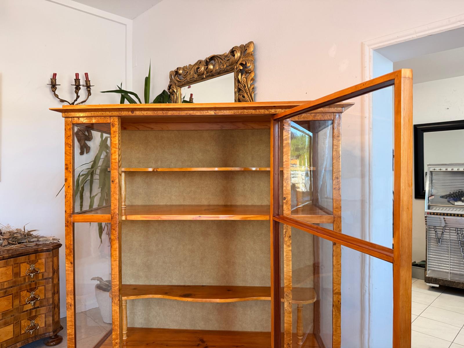 Restaurierte Biedermeier Vitrinenschrank Glasschrank Pappelholz Antiquität D2768