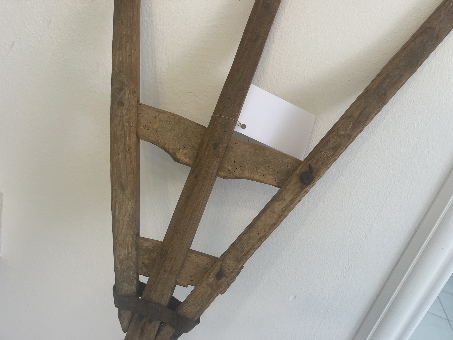 bauernschrank-Kredenz_38 Alte Heugabel aus Holz für Dekoration oder Heuarbeiten - Rustikal - B1789