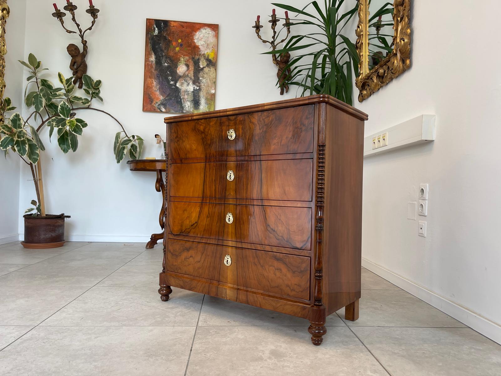Restaurierte Nussholzfurnierte Spät Biedermeier Kommode Antiquität G1744