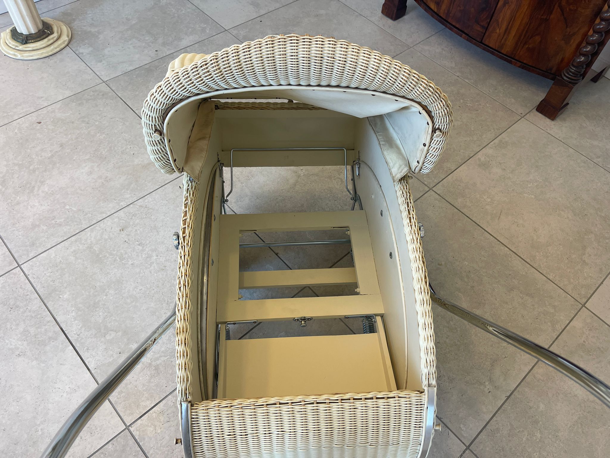 dccb7ded-82a0-4a9a-8ab5-e0082b3e34d6 Vintage Wicker Kinderwagen Buggy Korbpuppen Wagen - Klassischer, geflochtenem Korb, restauriert Stin01