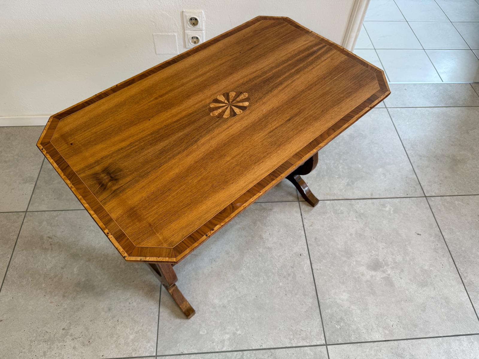 Spätbiedermeier Tischerl Biedermeier-Tisch Nussholz Lyra Tisch D2359