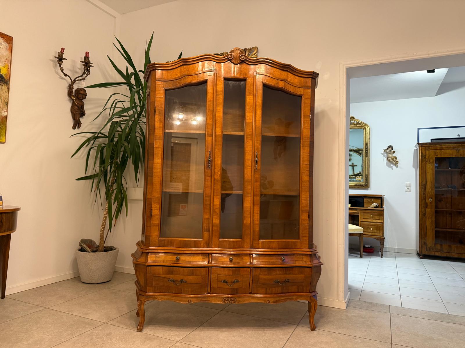 Barockstil Vitrine Nussholz Glasschrank Bücherschrank G2259