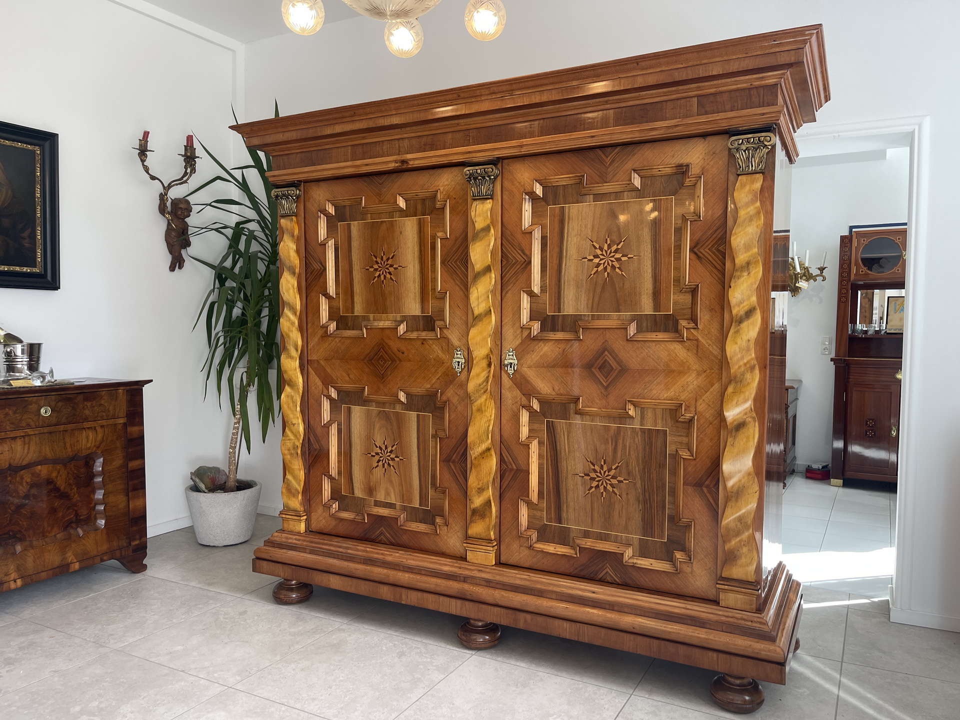 IMG_8713eJpxHKh1Ka9Te Restauriert - Neorenaissance Nussholzschrank Säulenschrank Intarsien A4424