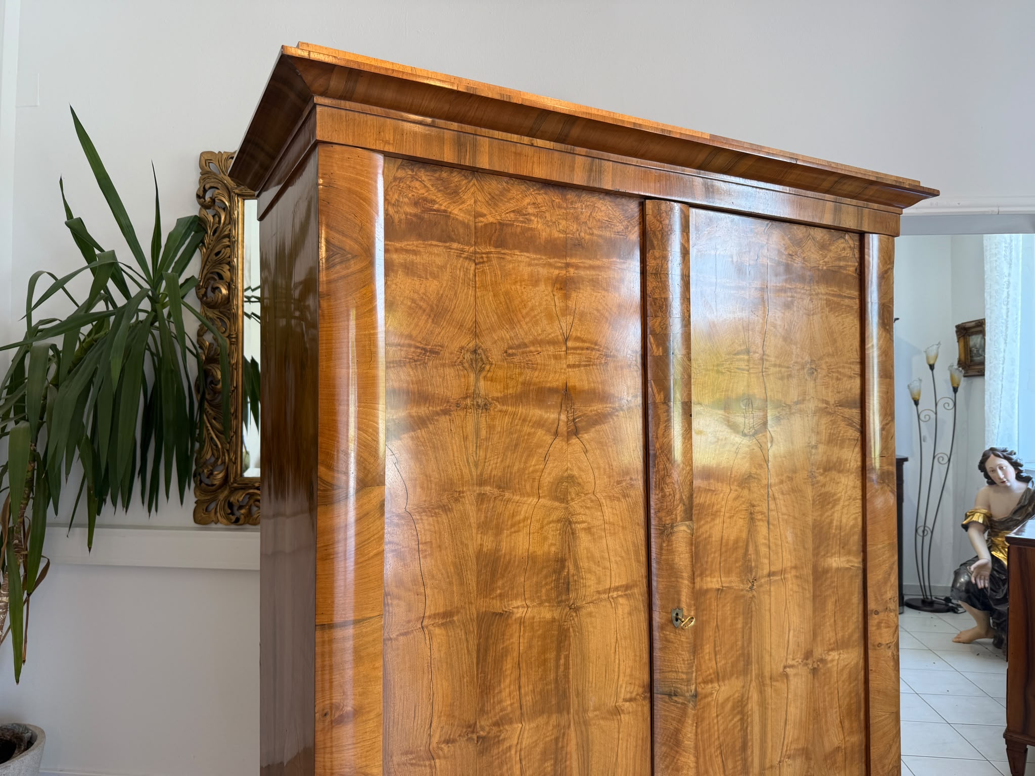 Originaler Biedermeier Schrank mit Nussholz-Furnier Antiquität D2625