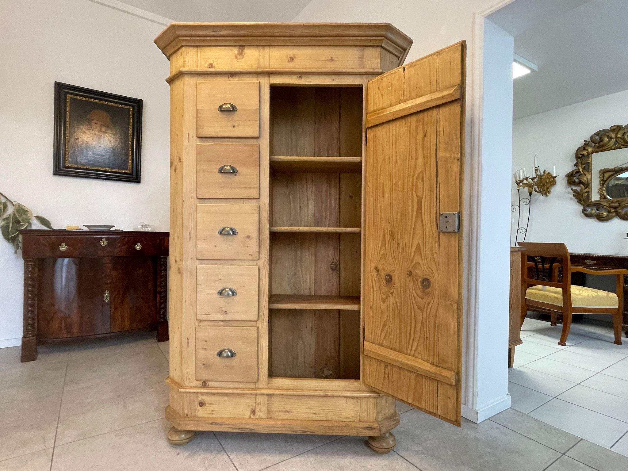 403605d3-5386-4d04-8728-4a36f6c75c9a Bäuerlicher uriger Brotschrank Almerschrank Speiskasten Bauernkasten A5036