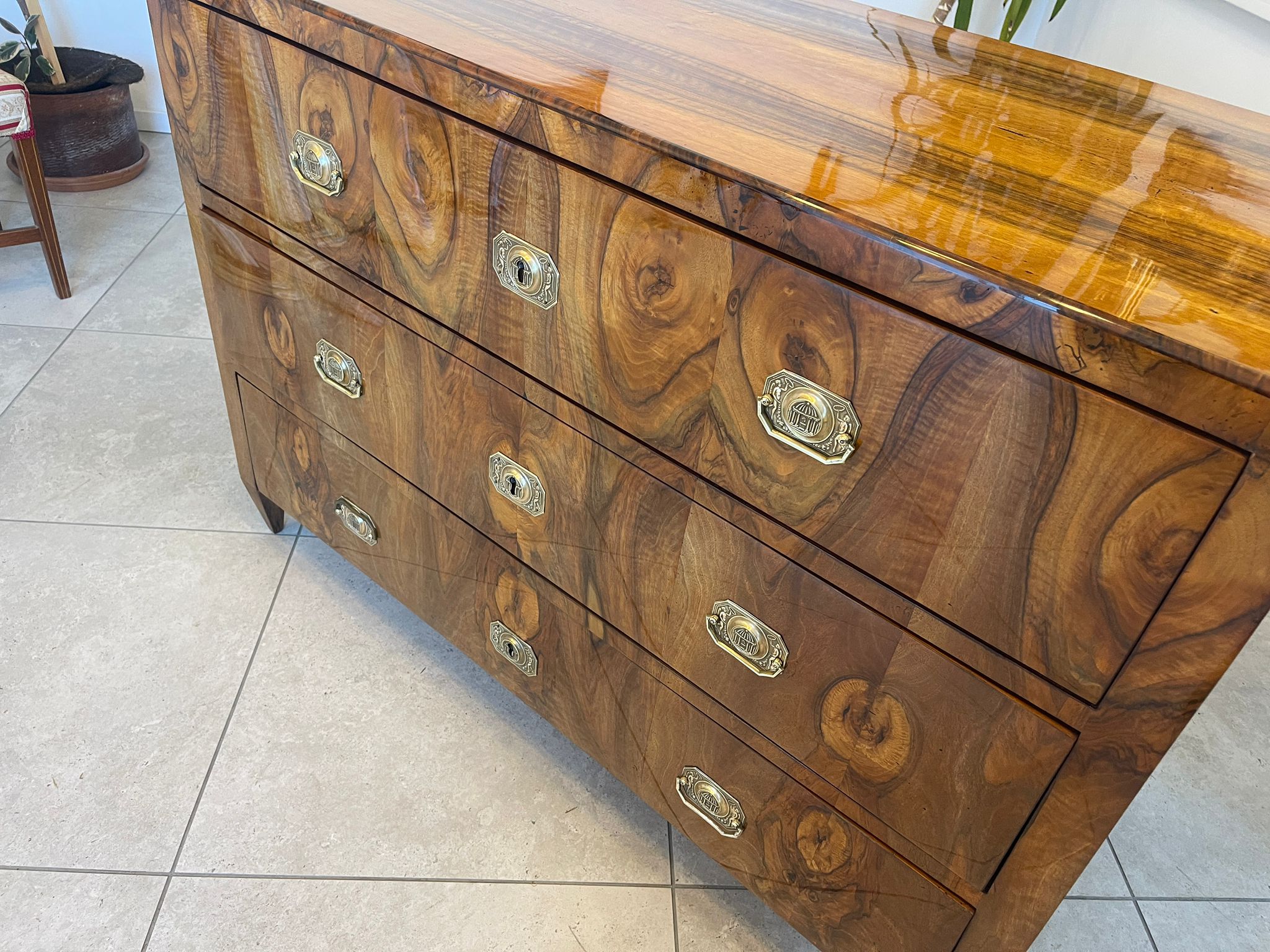 c39dd2da-0065-44e3-8005-e4d31d7bd613 Sale Restaurierte Biedermeier Kommode Nussholz Antiquität A5104