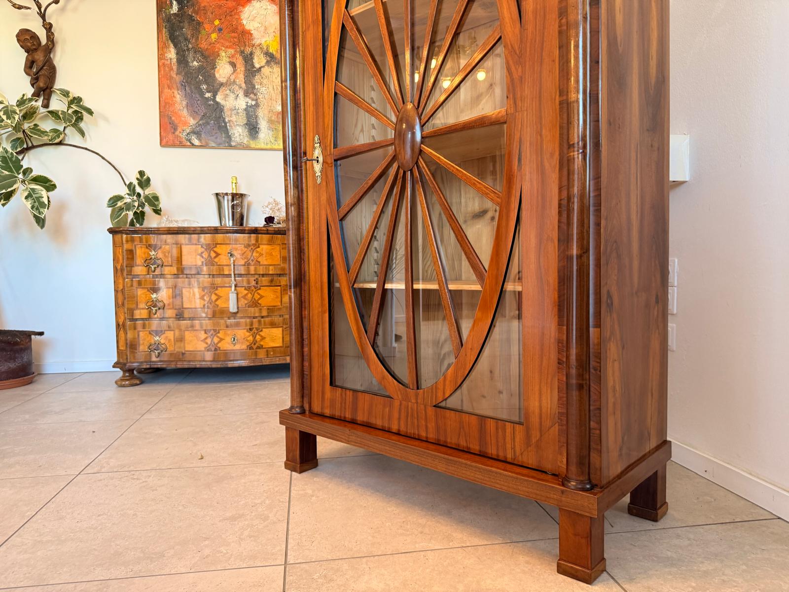 Biedermeier Vitrine Sonnenvitrine Bibliotheksschrank Nussholz Restauriert D2767
