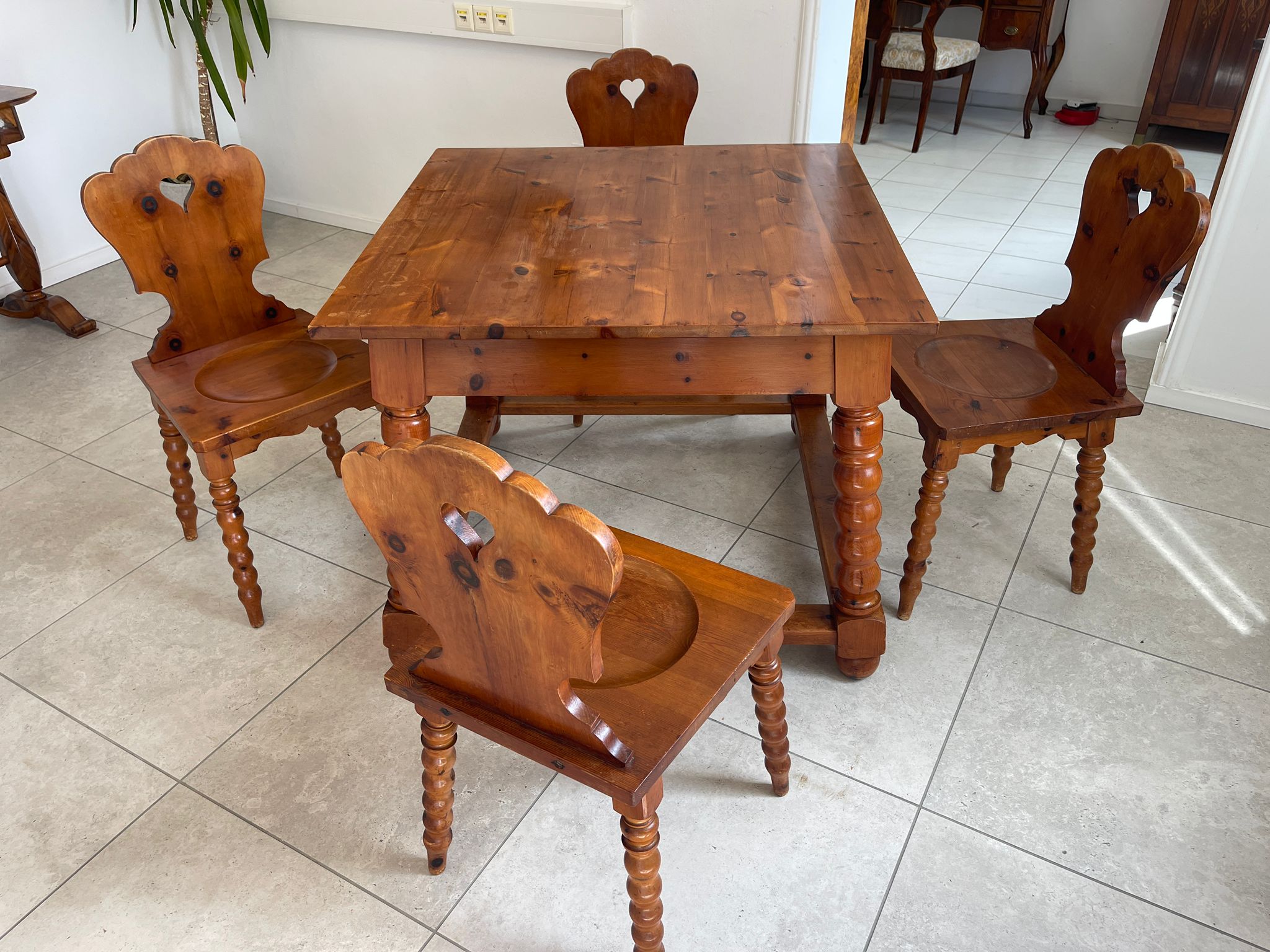 Bäuerliche Sitzgruppe Tisch 4 Bauernsessel Zirbenholz G1660