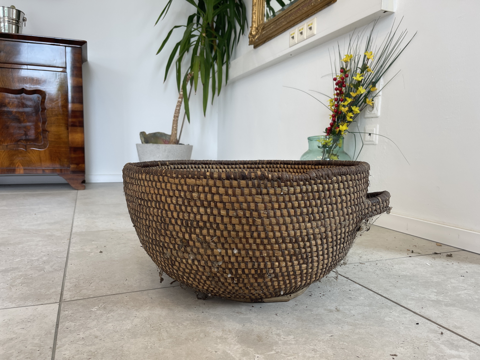 IMG_9536BBoa19LTotemA alter hübscher Bienenkorb Strohgeflecht Bannkorb A4461