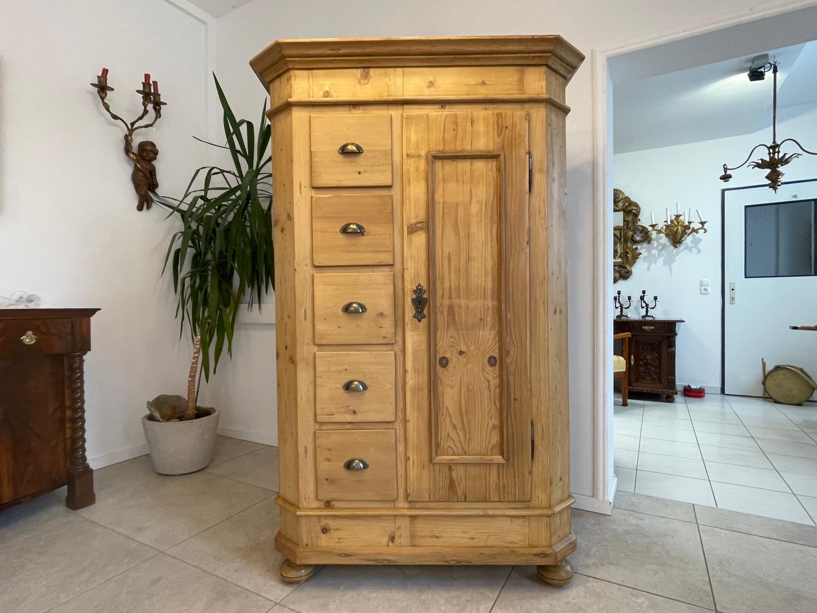 ecbc9352-3434-444c-a4c0-781c333a8bb8 Bäuerlicher uriger Brotschrank Almerschrank Speiskasten Bauernkasten A5036