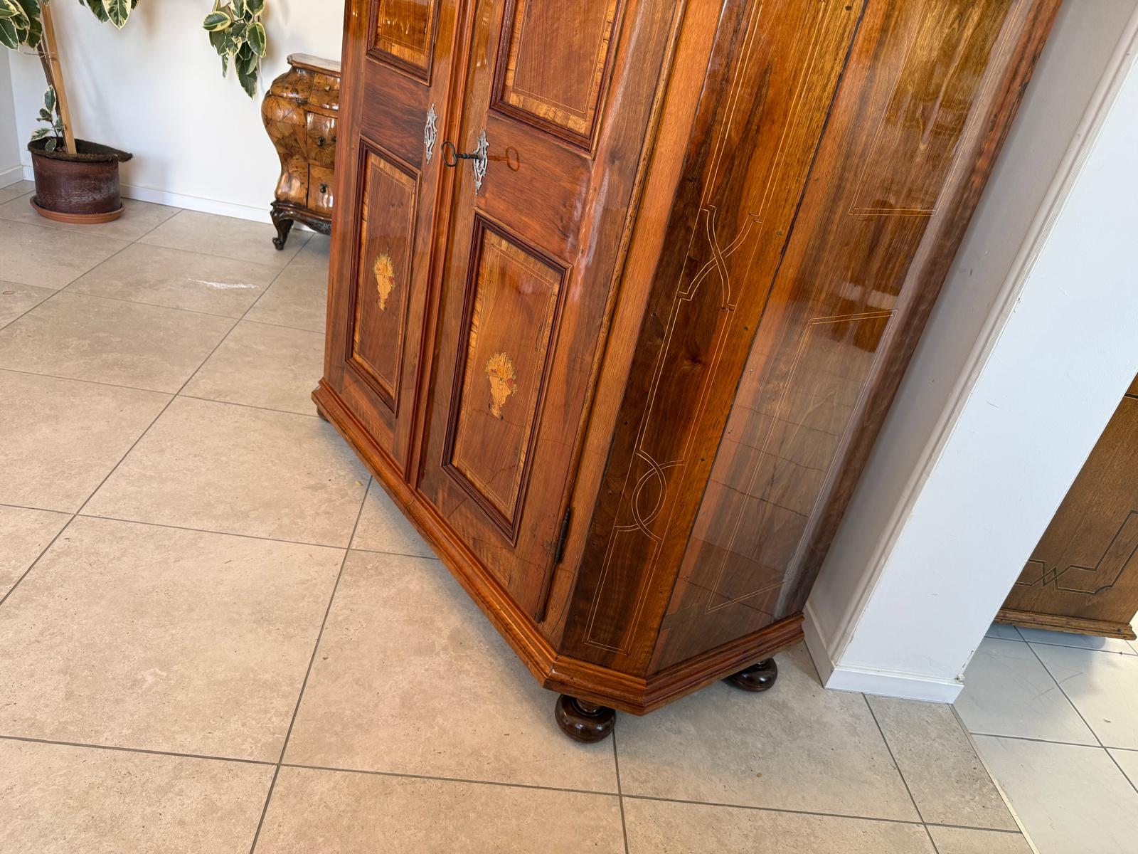 Barocker Hallenschrank Barockschrank Marketerien Antiquität  D1180