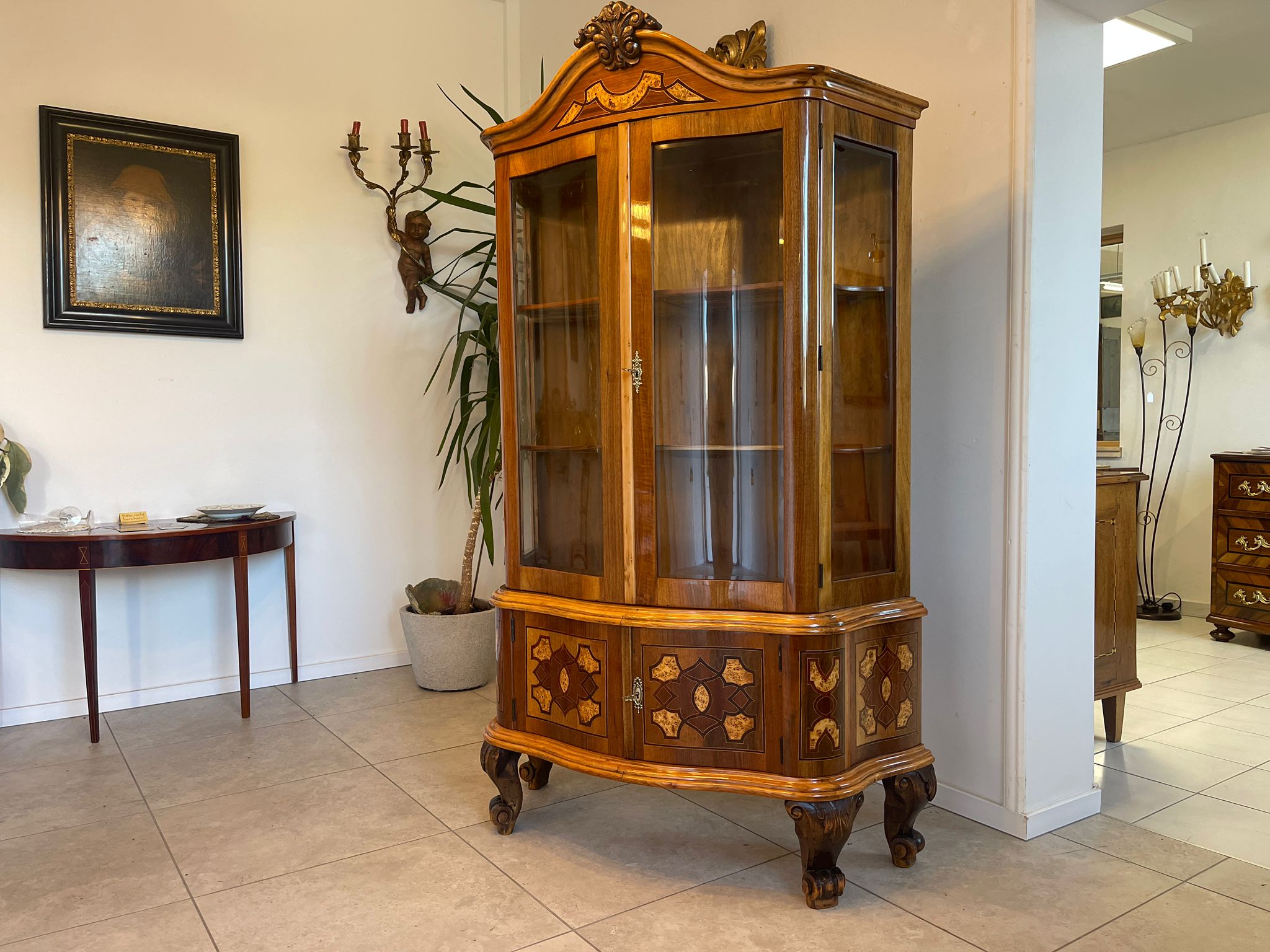 9cd1463b-453c-4ca8-9e02-956abdd1d4c4 Restaurierte Barock Vitrine Glasschrank mit Marketerien aus Holz A5100