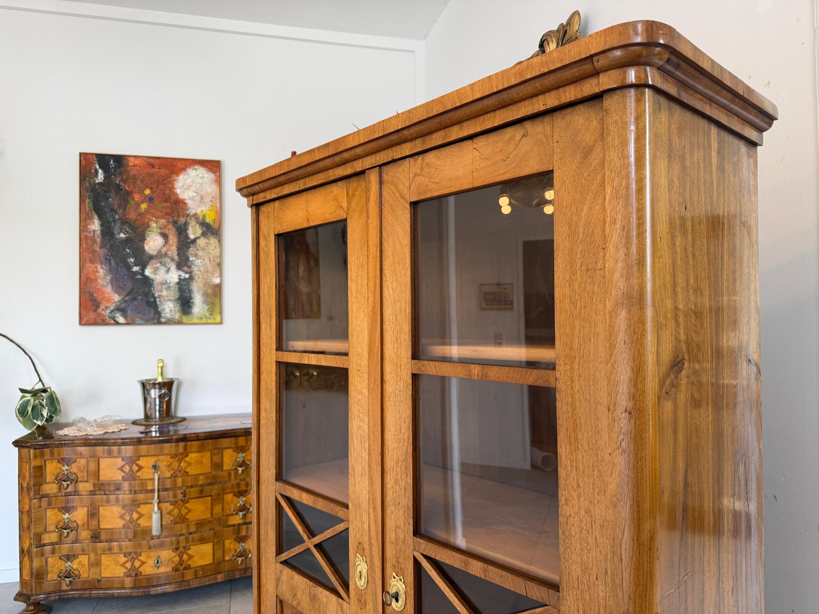 Biedermeier Vitrine Bücherschrank Nussholz Originalstück Antiquität D2655