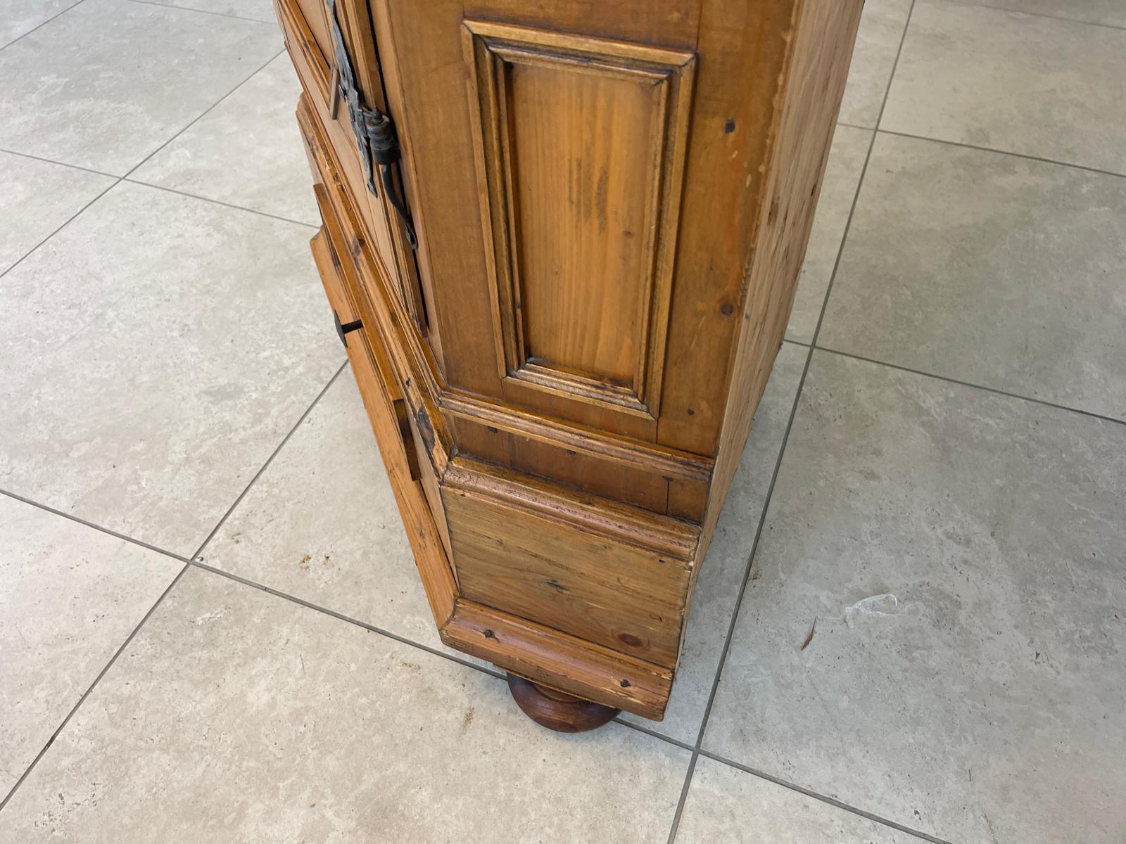 bäuerlicher Eckschrank Naturholz Massivholz G1709