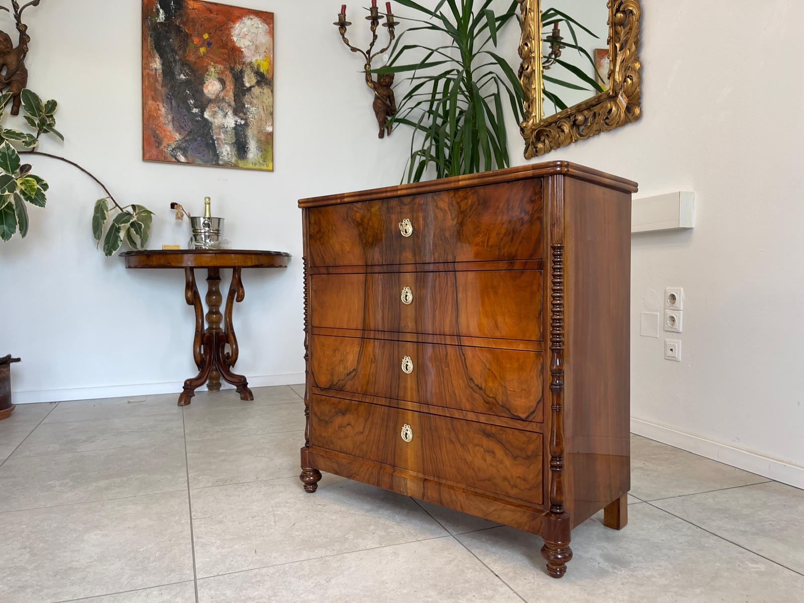 Restaurierte Nussholzfurnierte Spät Biedermeier Kommode Antiquität G1744