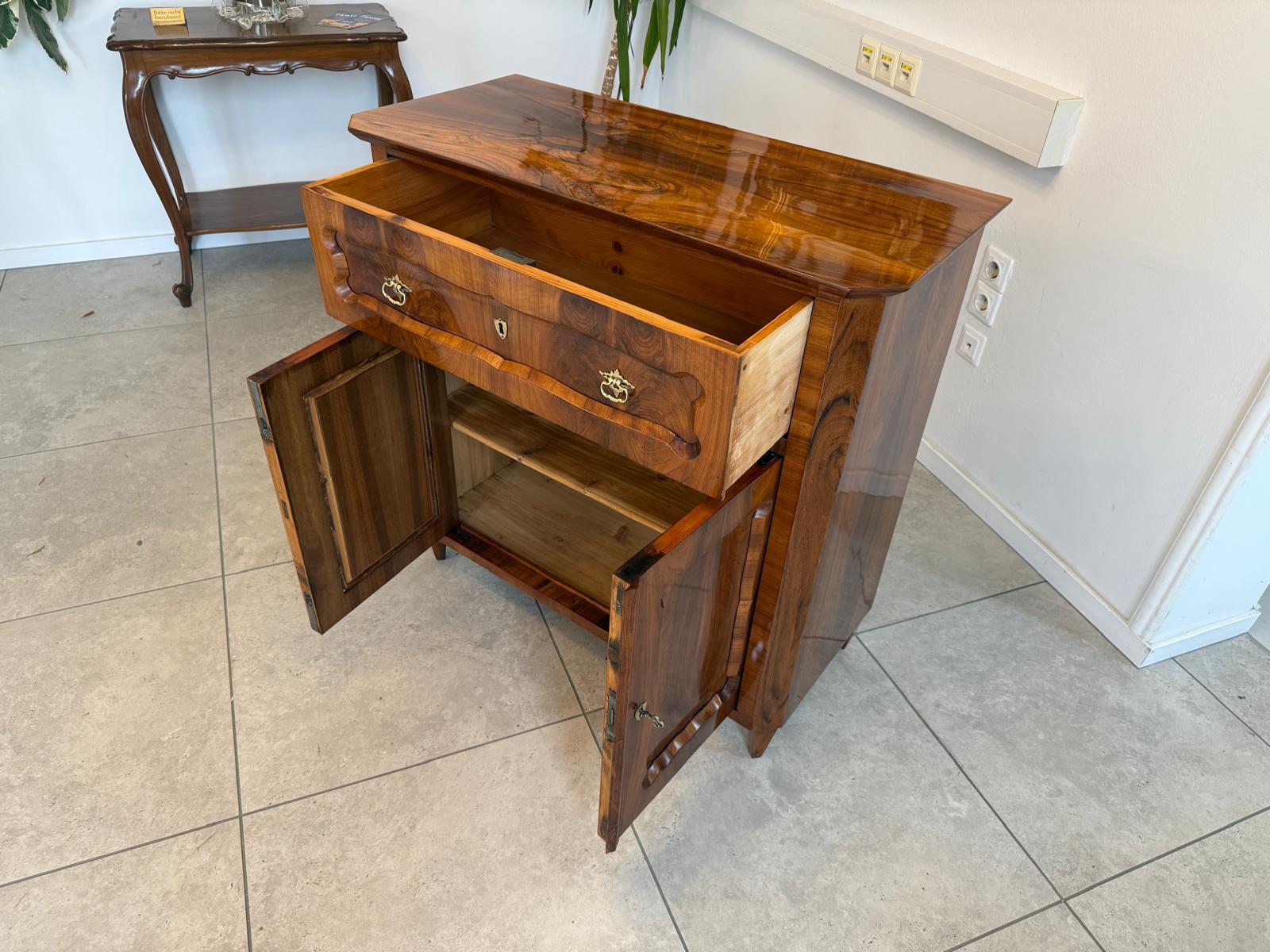 Sale Restaurierte Biedermeier Anrichte Trumeau Nussholz G1830