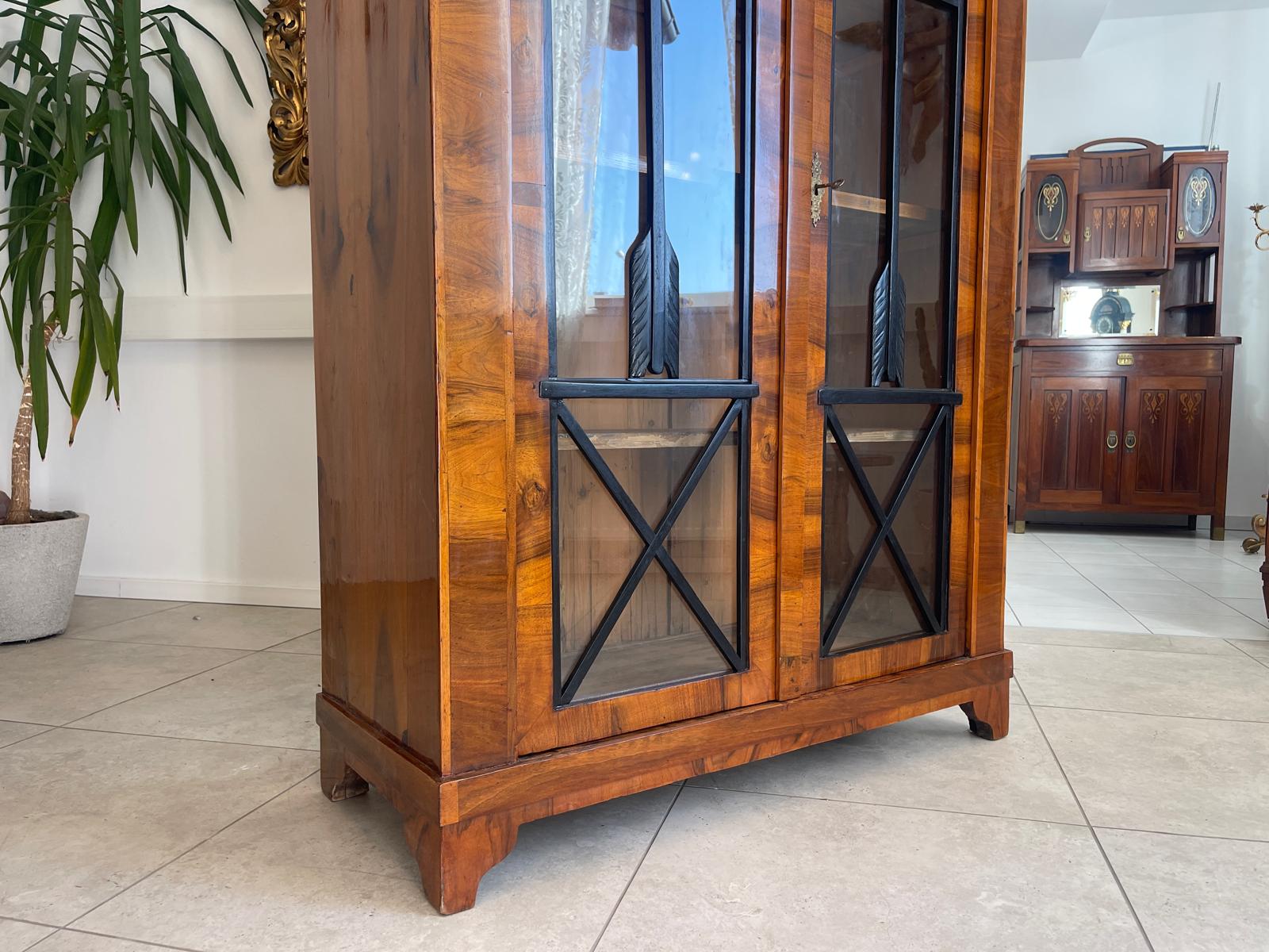 Altrestaurierte Biedermeier Vitrinenschrank Glasschrank Nussholz G1286