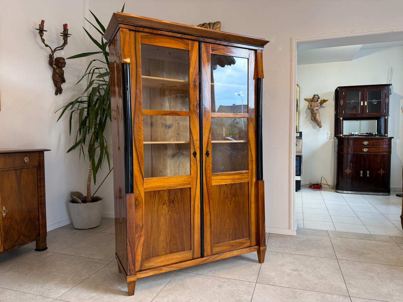 Biedermeier Vitrine Bücherschrank Restauriert Nussbaum Antiquität SALE D2293