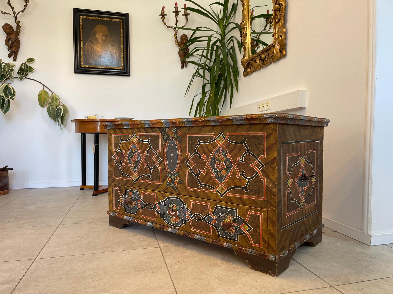 Urige gefasste bemalte Bauerntruhe mit Blumenmotiven G1270