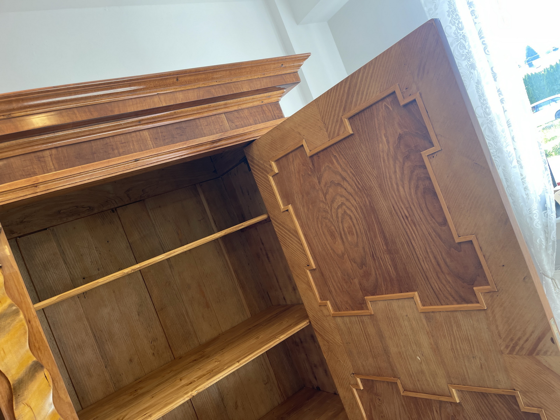 IMG_8733yNXYjqk9bV0xa Restauriert - Neorenaissance Nussholzschrank Säulenschrank Intarsien A4424