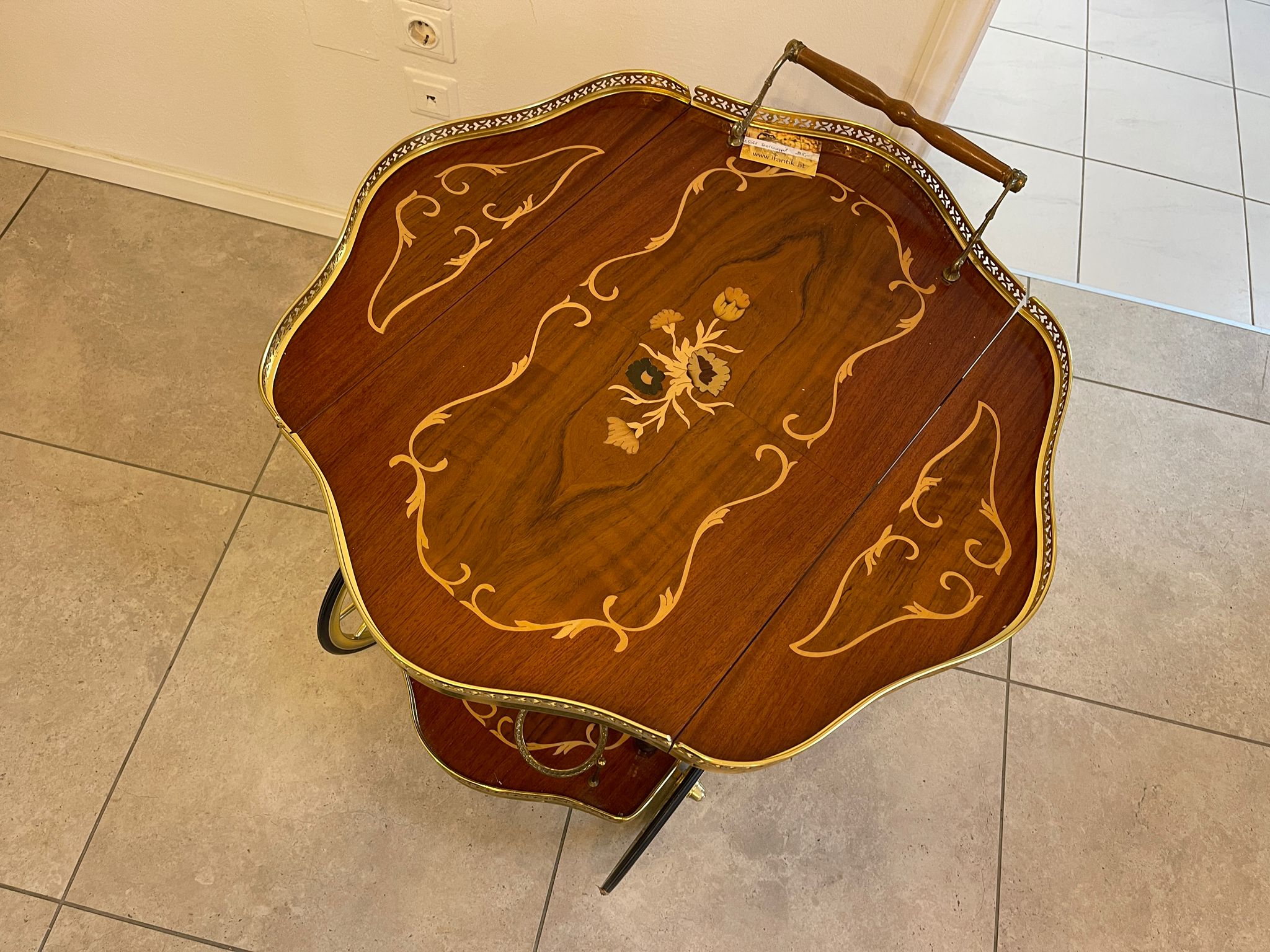 652589de-ee3a-4e12-ba14-e9c6b07eb2a8 Barockstil Serviertisch Frühstückstisch Intarsien Designertisch A5068