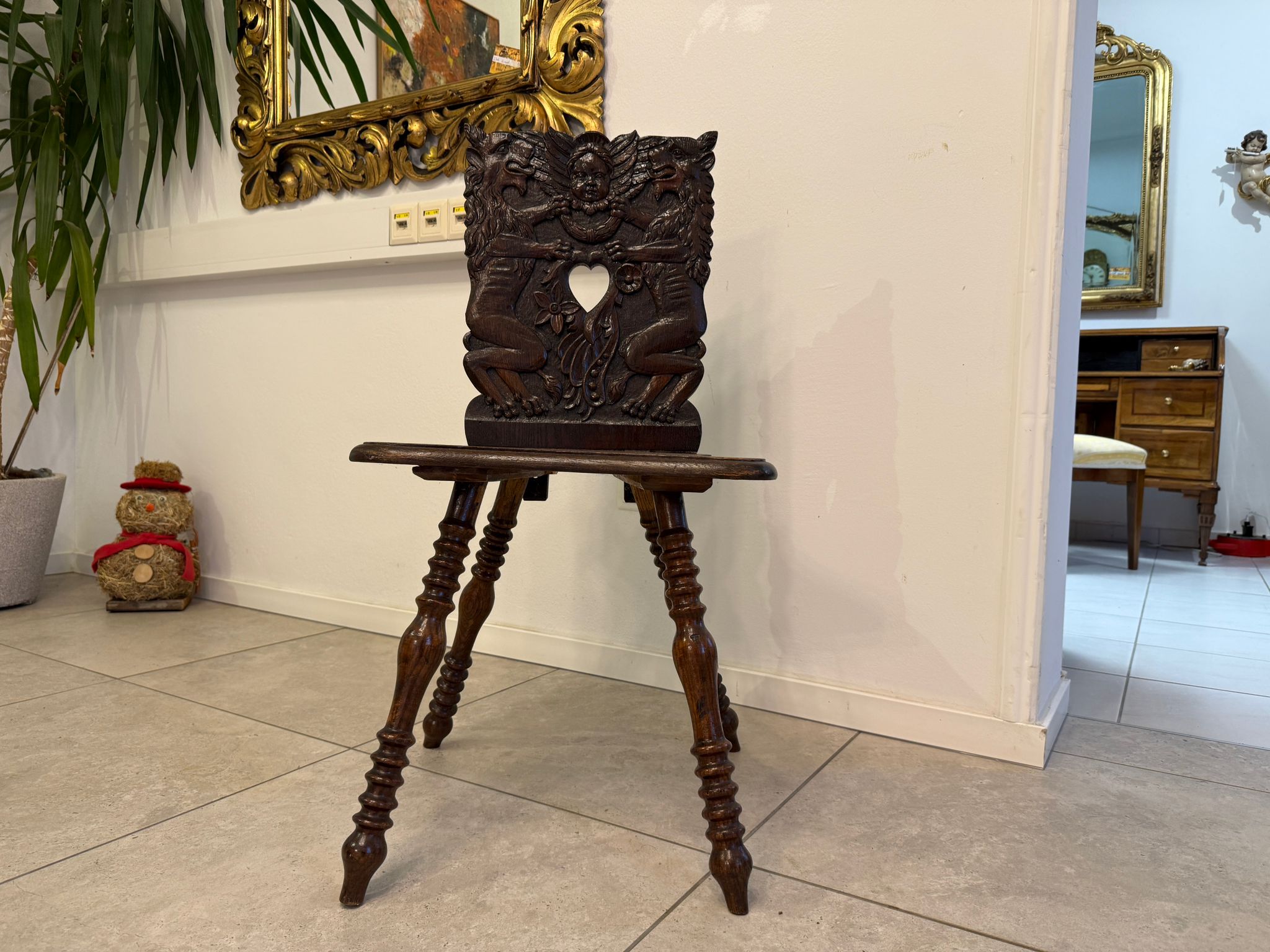 Bauernsessel Alpenraum, um 1650 Fabelwesen Nussholz G2330