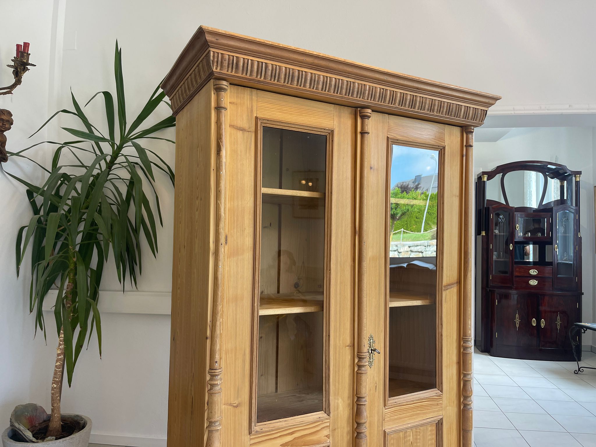 91461d65-3fe9-4857-9cd2-2d61e1b70842 Bäuerliche Vitrine Bauernvitrine Naturholz Bücherschrank antik A4616