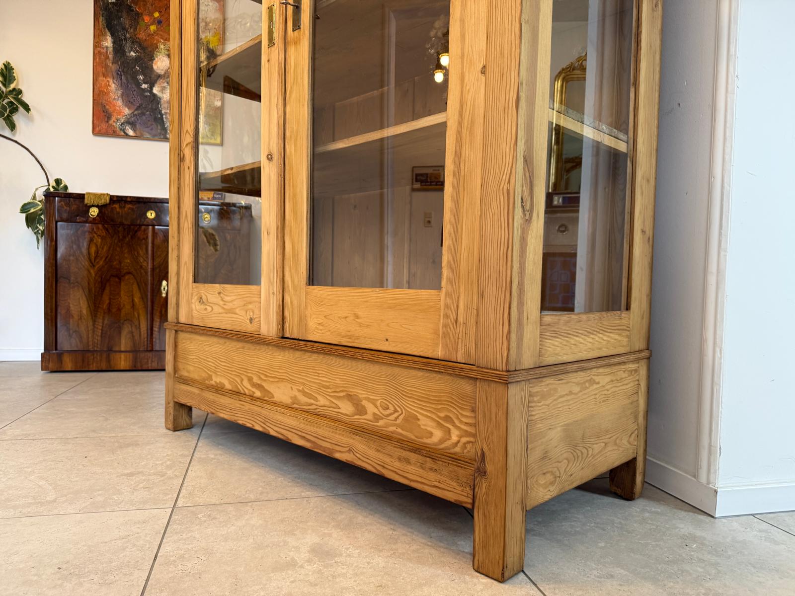 hübsche Jugendstil Vitrine Bauernvitrine Bauernschrank Naturholz Bücherschrank D1120